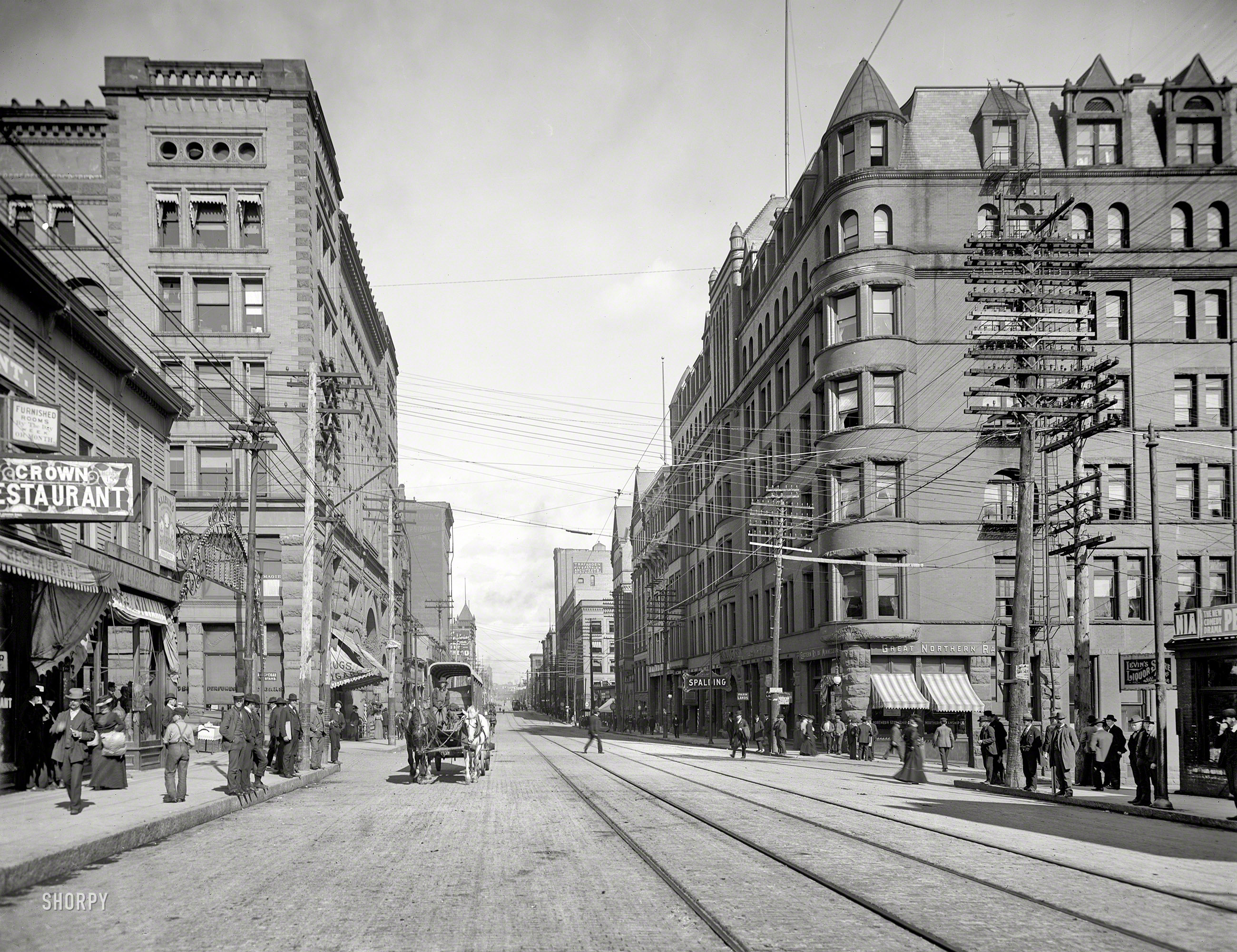 1902. "Superior Street, Duluth, Minnesota." 8x10 inch dry plate glass negative by William Henry Jackson, Detroit Photographic Company. View full size.
