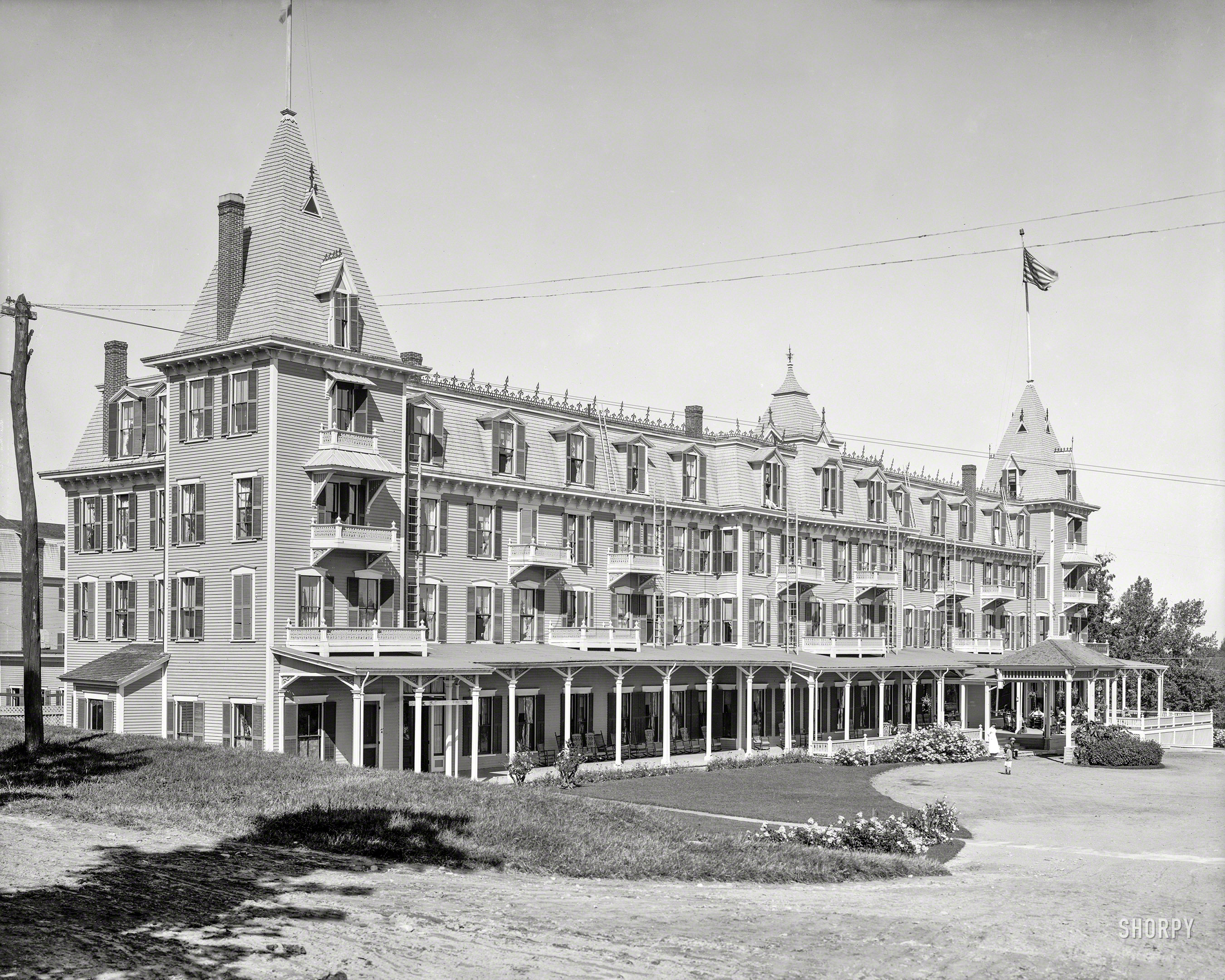 New Hampshire circa 1908. "Maplewood House, Bethlehem, White Mountains." Completed in 1876, this first-class New England resort burned to the ground in 1963. 8x10 inch dry plate glass negative, Detroit Publishing Co. View full size.