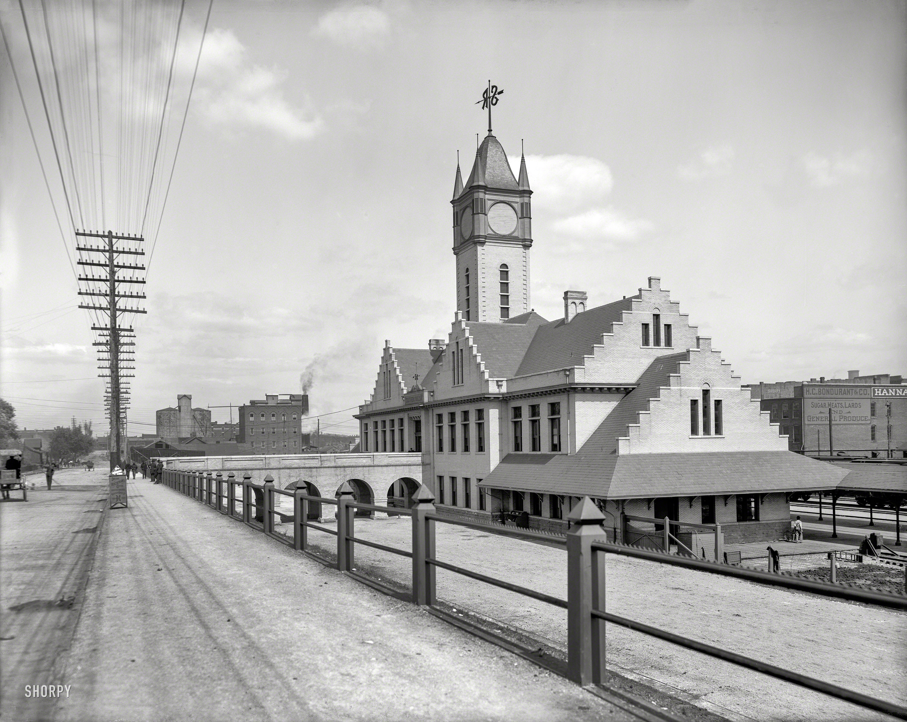 Circa 1906. "Southern Railway station, Knoxville, Tenn." What has four faces but no hands? 8x10 inch glass negative, Detroit Publishing Company. View full size.