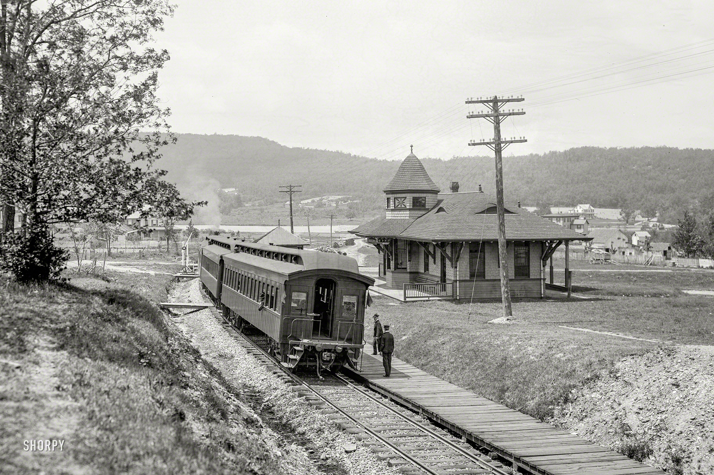 Washington County, Maryland, circa 1905. "Buena Vista Springs station at Pen-Mar." A Blue Ridge mountain resort, developed by the Western Maryland Railway, that took its name from the two neighboring states. 8x10 inch dry plate glass negative, Detroit Publishing Company. View full size.