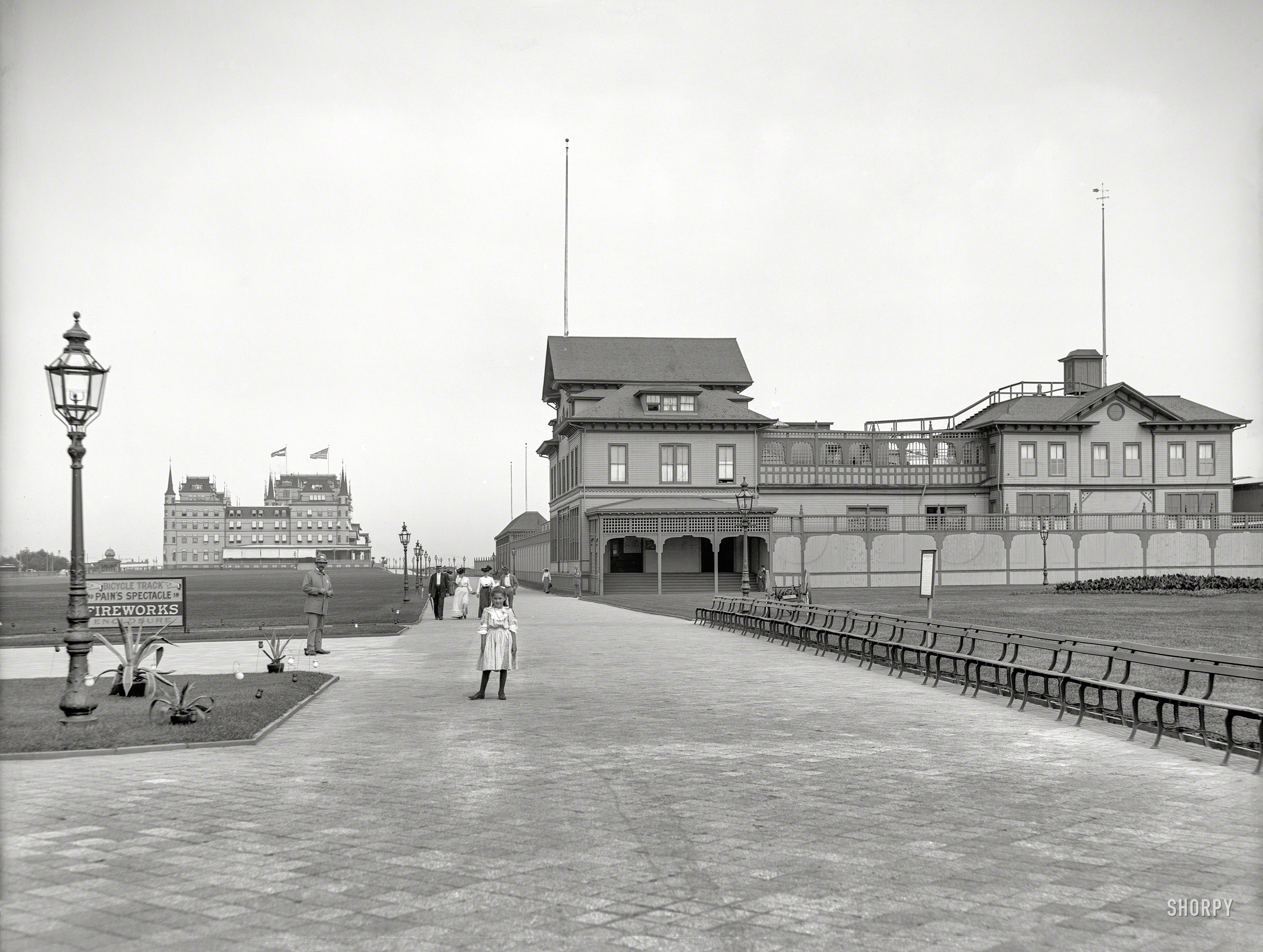 Brooklyn circa 1905. "Oriental Hotel and bath house, Manhattan Beach, N.Y." At left, a sign pointing the way to the bicycle track as well as "Pain's Spectacle in Fireworks." 8x10 inch glass negative, Detroit Publishing Co. View full size.