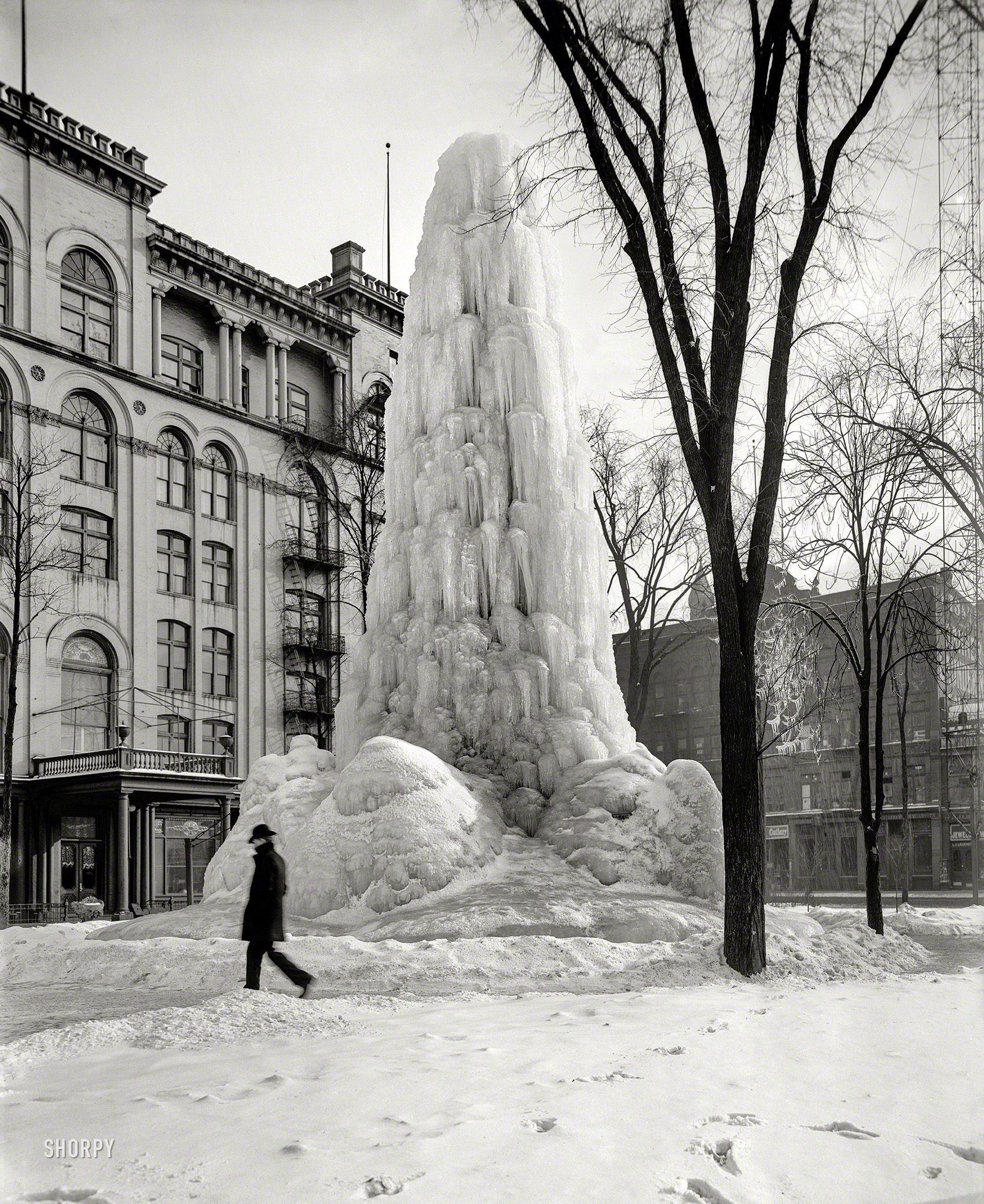 Detroit circa 1906. "Ice fountain on Washington Boulevard." Yet another per&shy;spec&shy;tive on this monument to hard water. 8x10 inch glass negative. View full size.