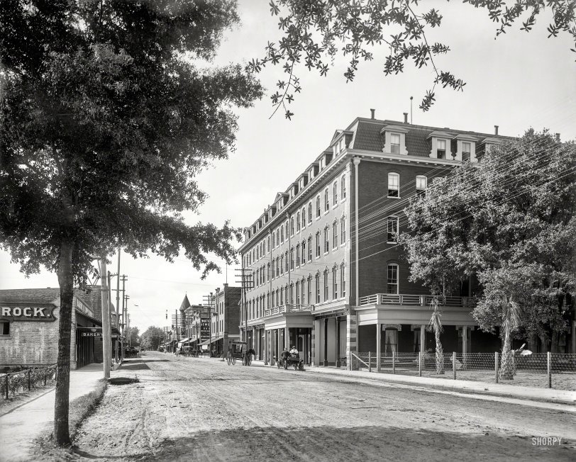 Orlando, Florida, circa 1904. "Hotel San Juan and Orange Avenue." 8x10 inch dry plate glass negative, Detroit Publishing Company. View full size.
