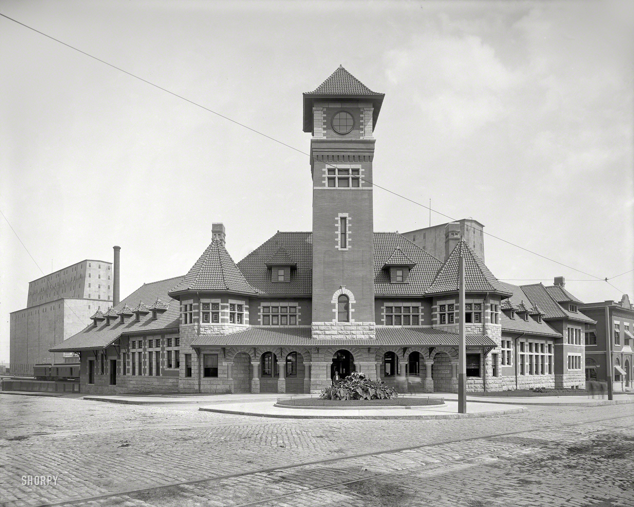 Portland, Maine, circa 1905. "Grand Trunk Station, India Street." 8x10 inch dry plate glass negative, Detroit Publishing Company. View full size.