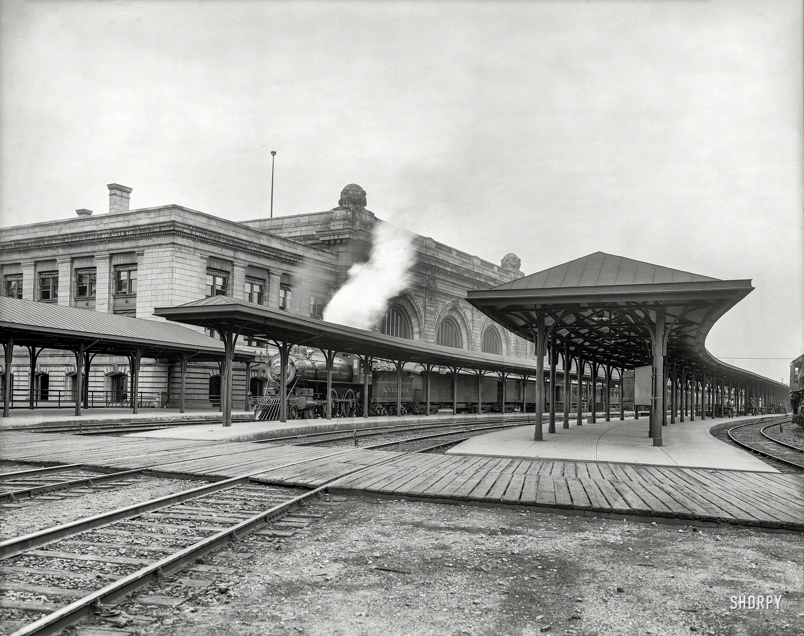 1904. "New York Central & Hudson River R.R. station, Albany, N.Y." 8x10 inch dry plate glass negative, Detroit Publishing Company. View full size.