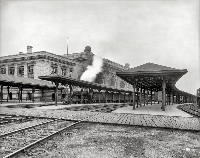 1904. "New York Central &amp; Hudson River R.R. station, Albany, N.Y." 8x10 inch dry plate glass negative, Detroit Publishing Company. View full size.
