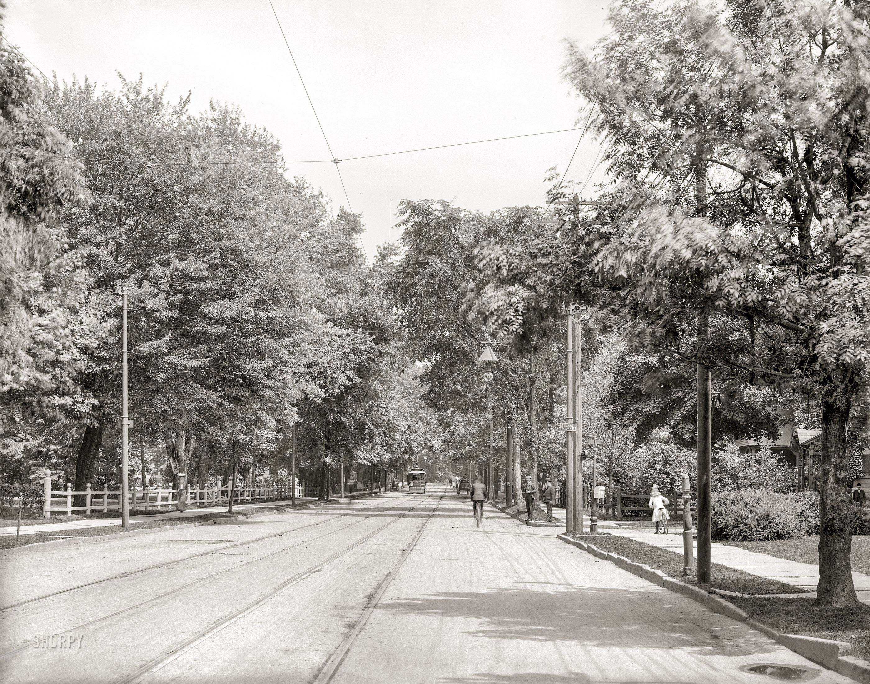 Hartford, Connecticut, circa 1905. "Farmington Avenue." 8x10 inch dry plate glass negative, Detroit Photographic Company. View full size.