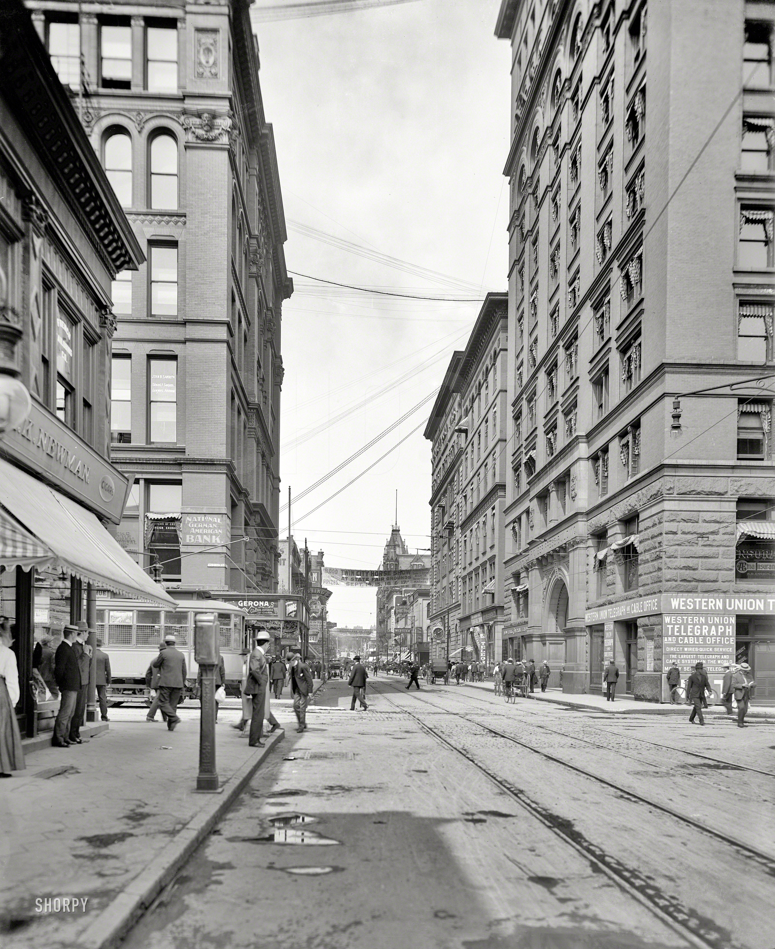 1904. "Robert Street and Pioneer Press -- St. Paul, Minnesota." 8x10 inch dry plate glass negative, Detroit Photographic Company. View full size.