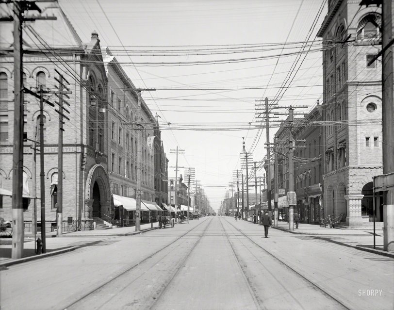 1905. "Washington Avenue, Newport News, Virginia." A lesson in receding lines of perspective. 8x10 inch glass negative, Detroit Publishing Co. View full size.
