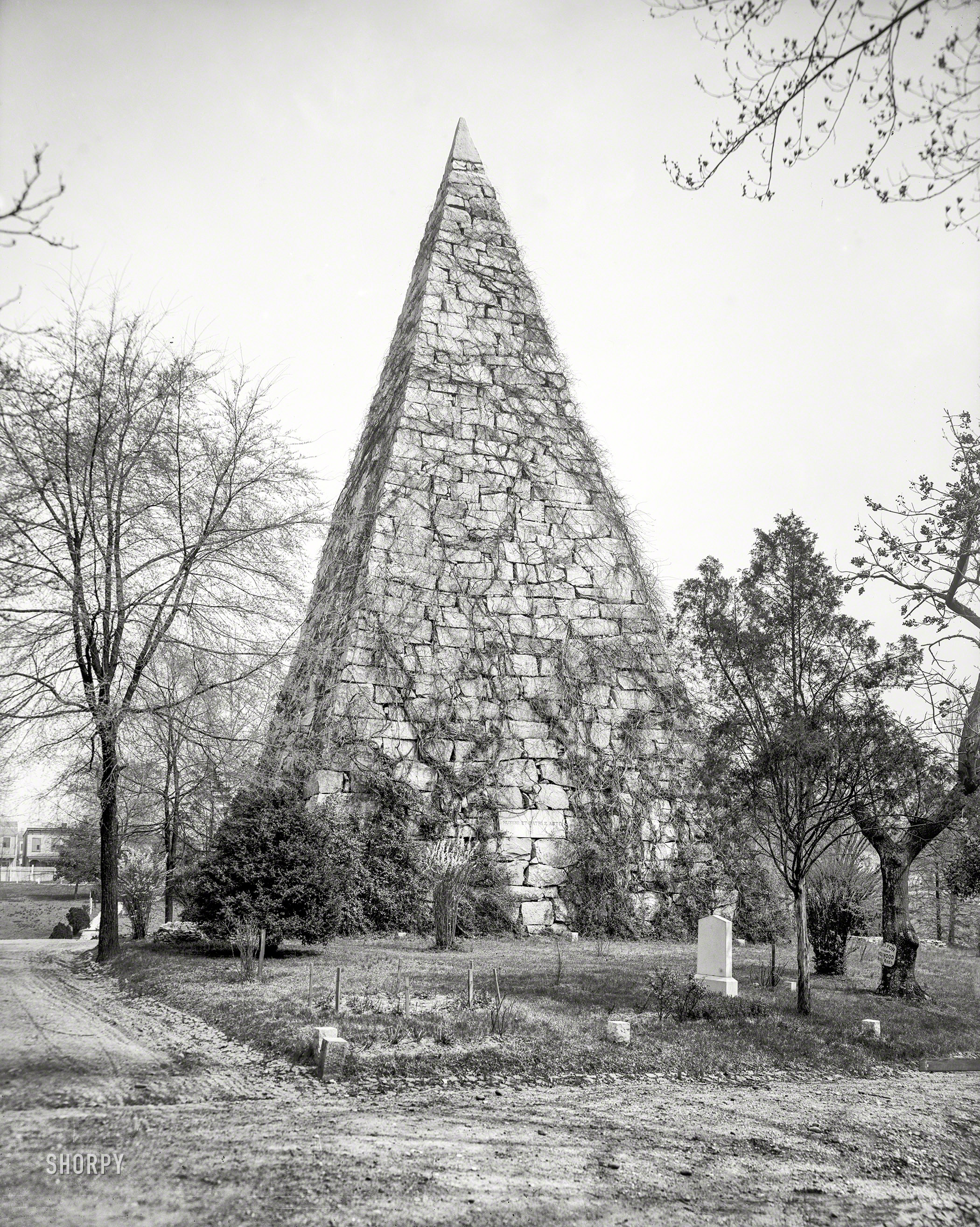 Richmond, Virginia, circa 1905. "Ladies Hollywood Memorial Association -- Monument to Confederate dead, Hollywood Cemetery." 8x10 inch glass negative. View full size.
