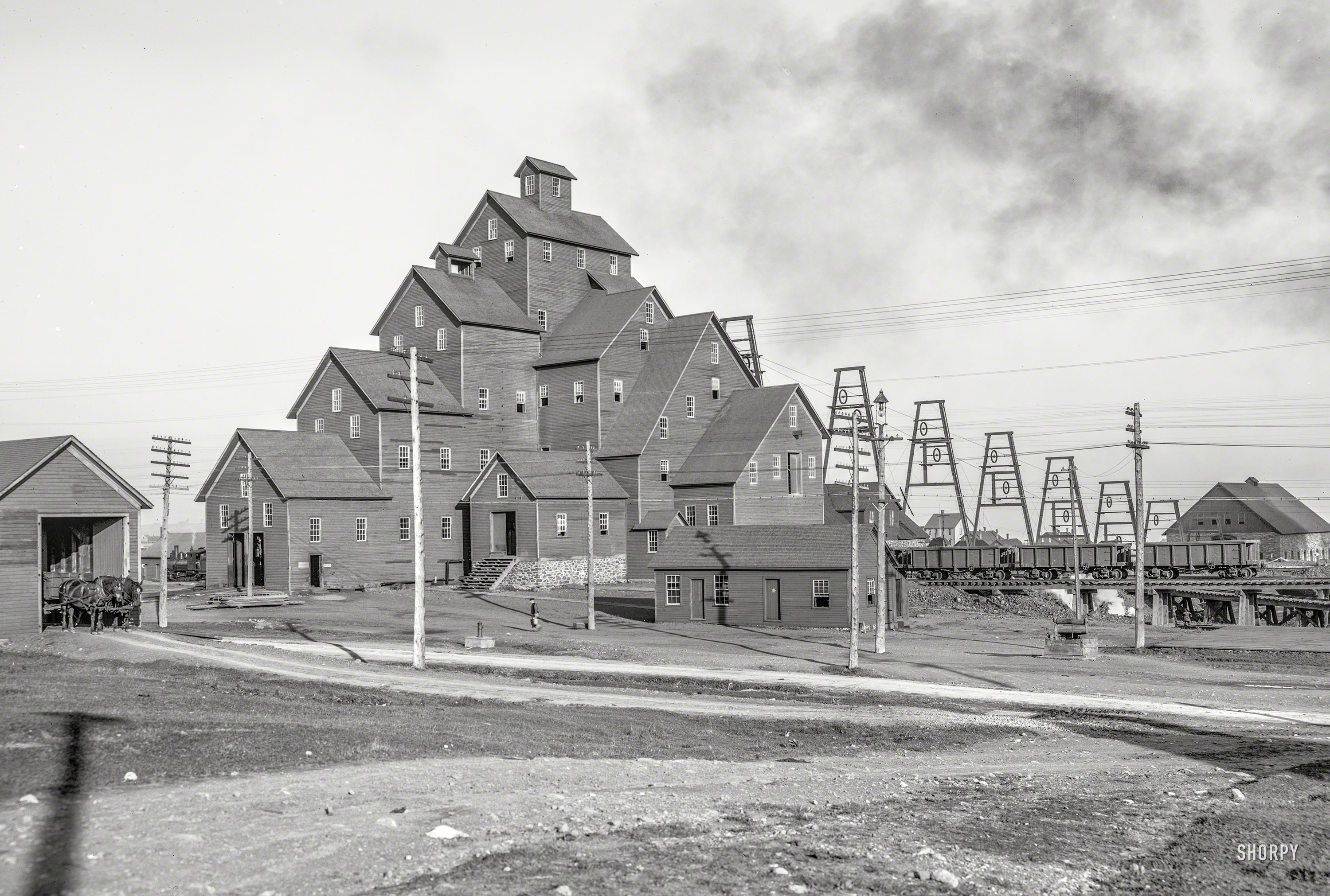 1906. "Shaft No. 2, Quincy copper mine, Hancock, Michigan." Whatever is going on in there, we're glad we don't have to wash the windows. View full size.