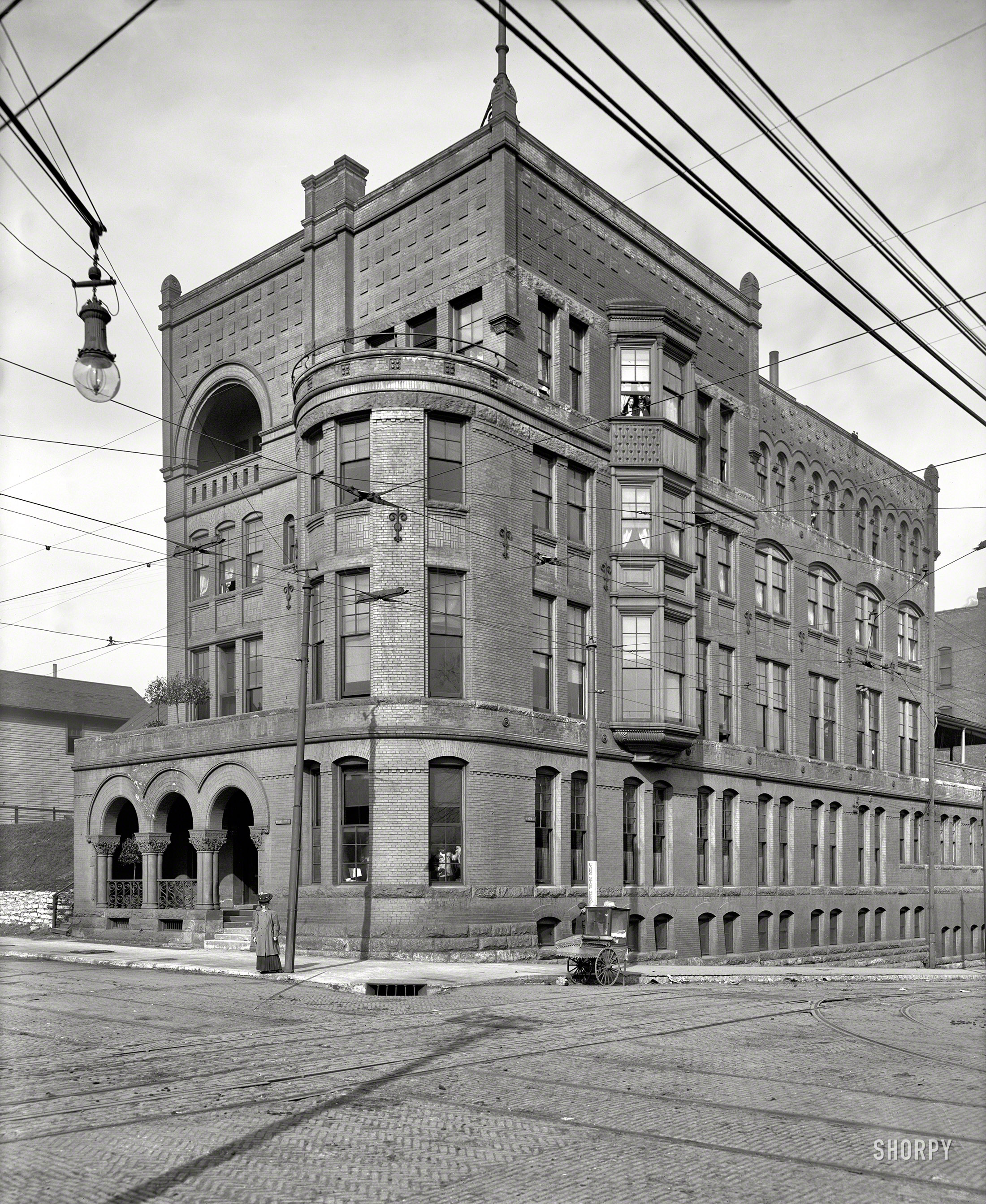 Kansas City, Mo., circa 1906. "Kansas City Club, Wyandotte and 12th." We count three up and three down. 8x10 inch dry plate glass negative. View full size.