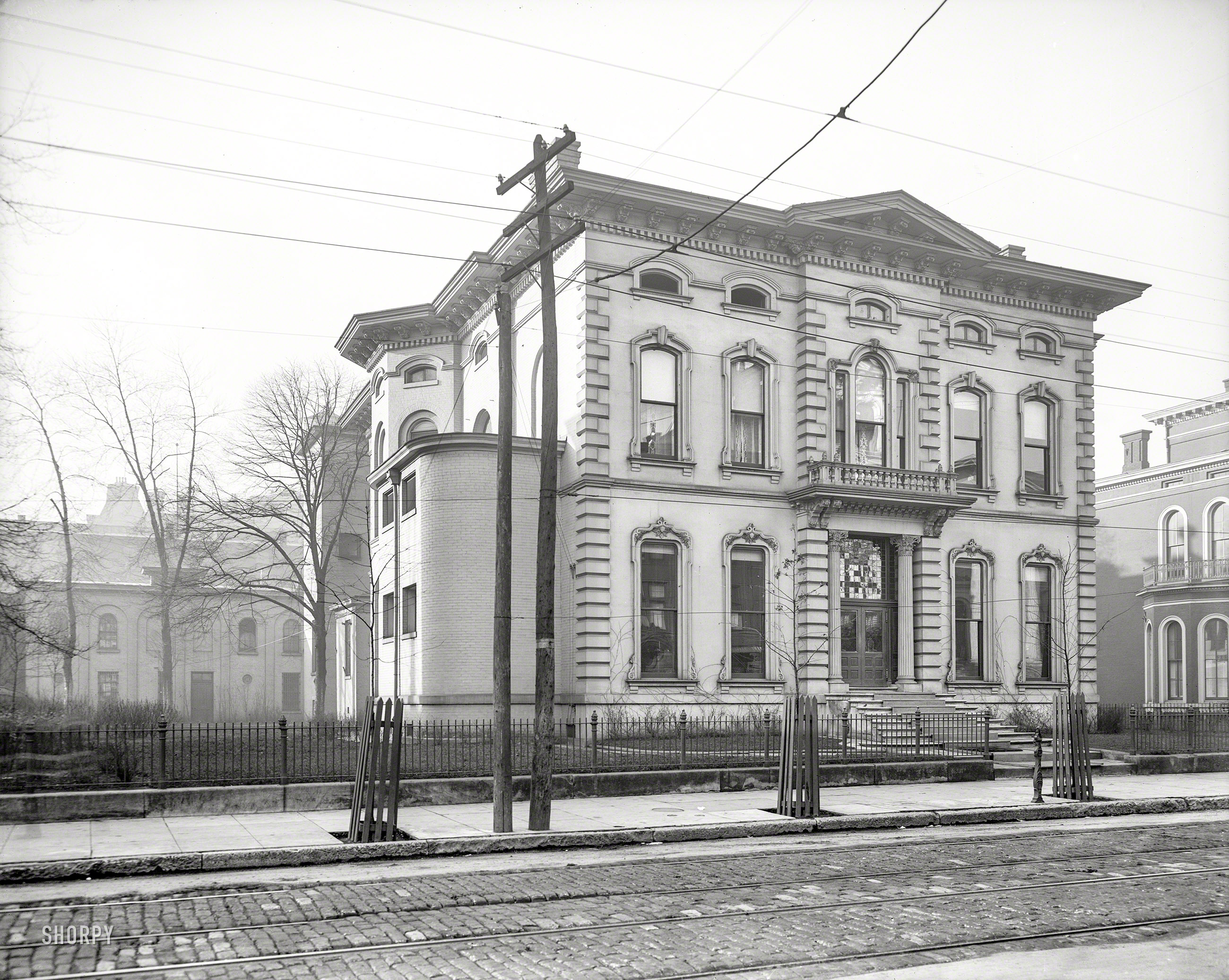 &nbsp; &nbsp; &nbsp; &nbsp; Birthplace of the Old-Fashioned, the Pendennis Club, established in 1881 as a "private club for white gentlemen of high social standing," took its name from Thackeray's novel "Pendennis."
Louisville, Kentucky, circa 1906. "Pendennis Club, West Walnut Street." 8x10 inch dry plate glass negative, Detroit Publishing Company. View full size.