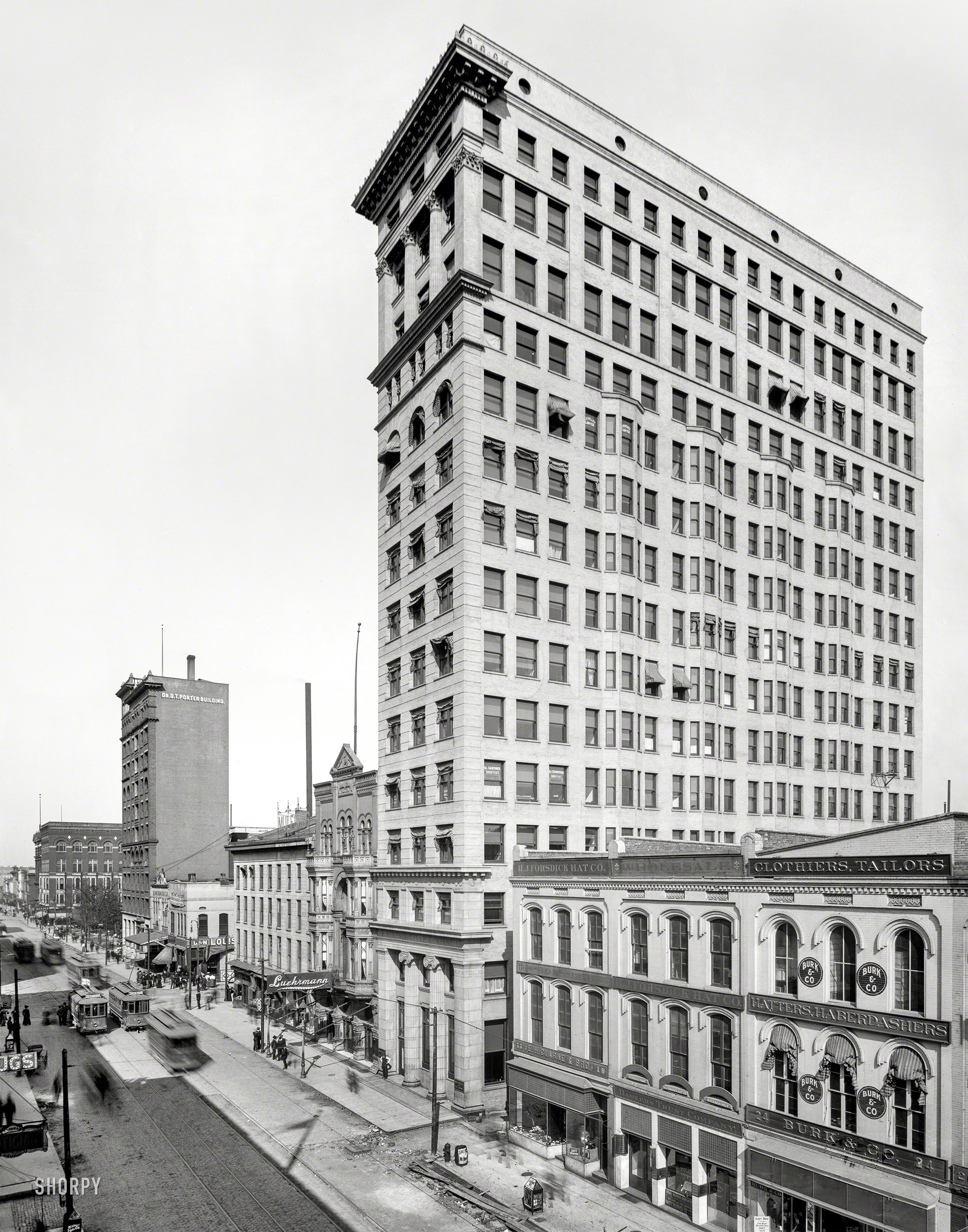 1906. "Memphis Trust Building, Main Street." Completed 1904, and then doubled in width 10 years later. Now an apartment building. View full size.