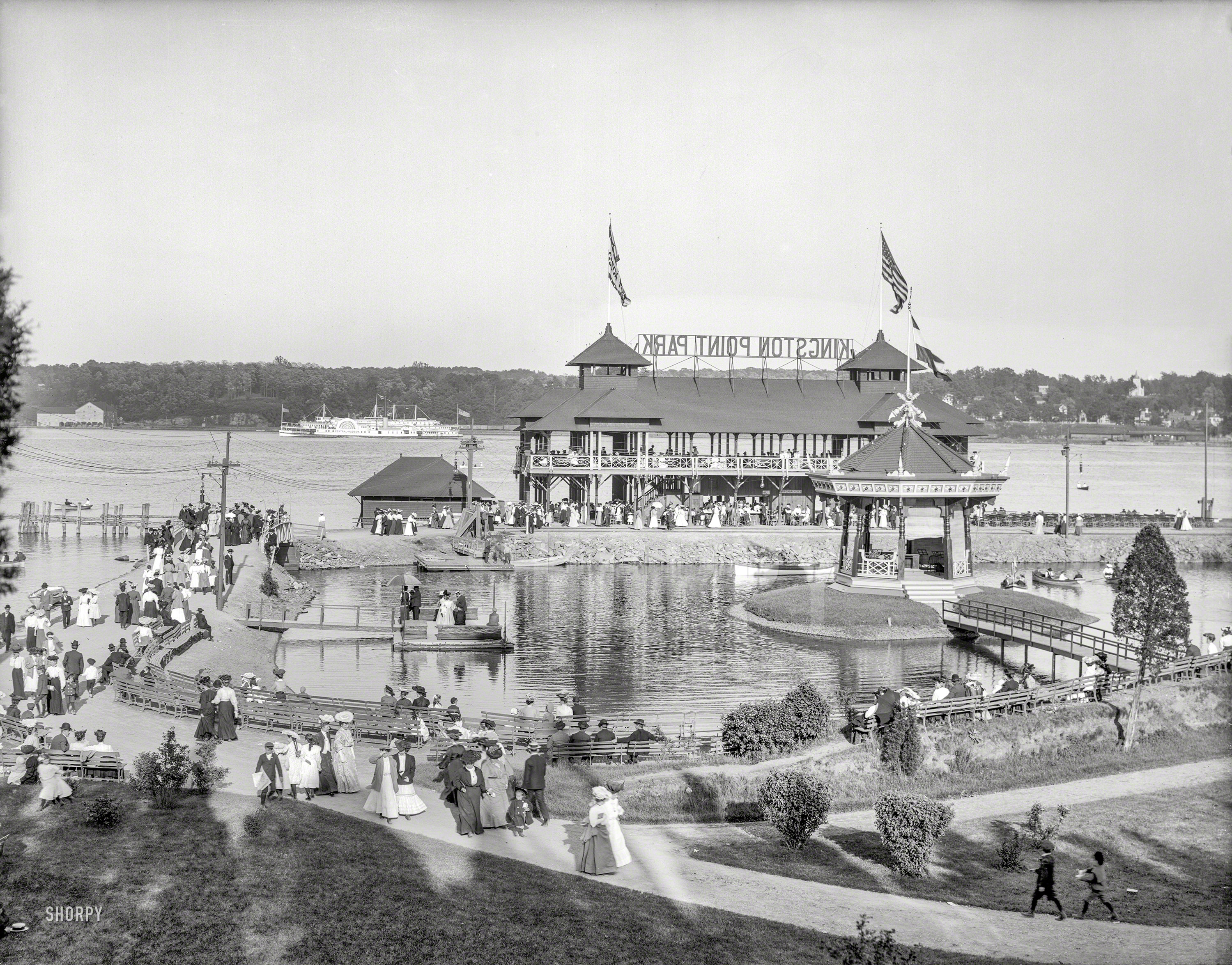 1906. "Kingston Point Park, Kingston, New York." A grand day out on the Hudson River. 8x10 inch glass negative, Detroit Publishing Company. View full size.