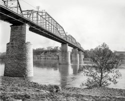 1907. "County bridge, Tennessee River, Chattanooga." The Walnut Street Bridge, now a "linear park" for pedestrians. 8x10 inch glass negative. View full size.