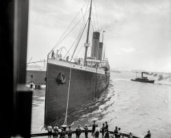 New York, 1903. "Docking a big liner -- R.M.S. Oceanic." 8x10 inch dry plate glass negative, Detroit Photographic Company. View full size.