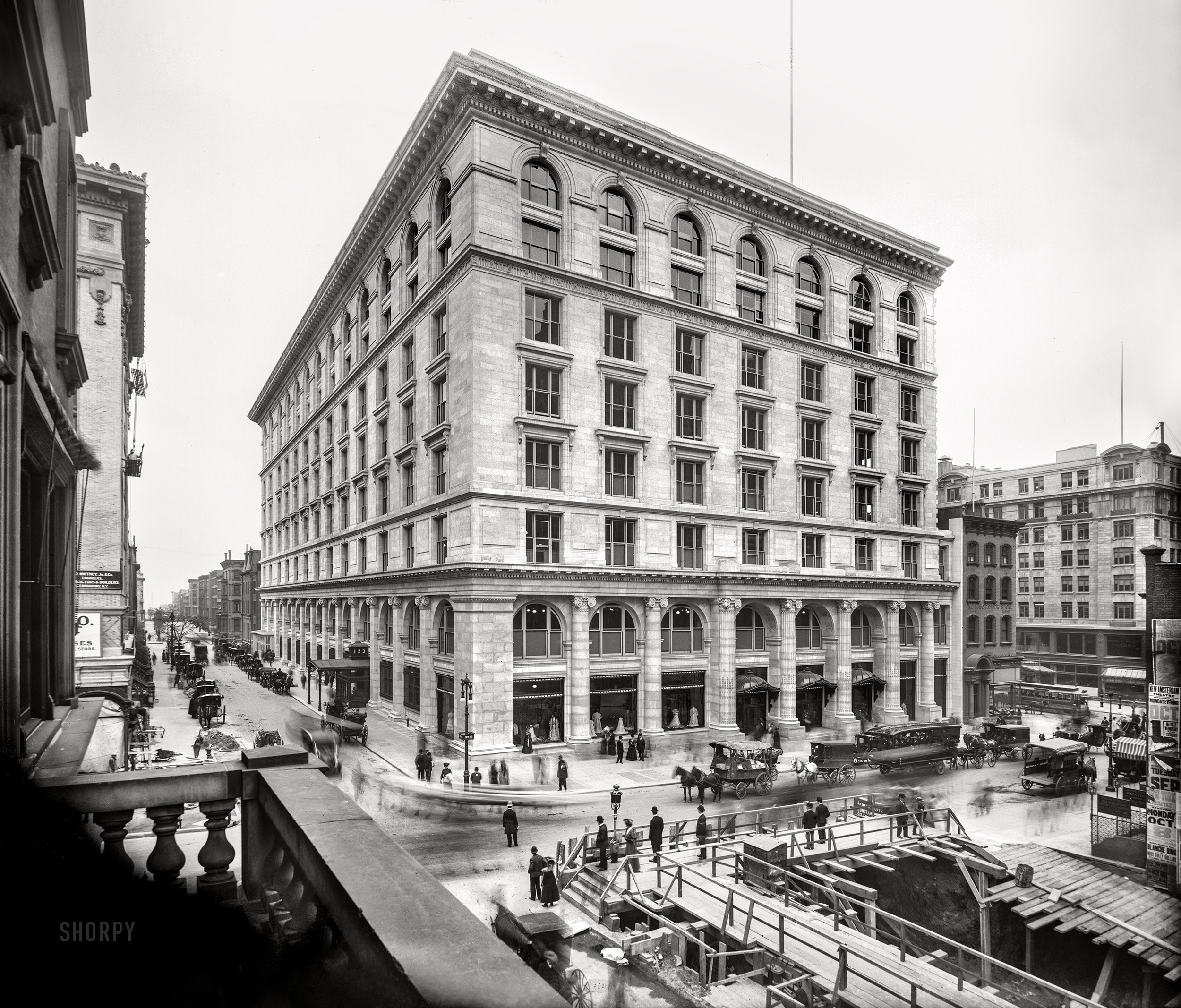 New York circa 1906. "B. Altman store, Fifth Avenue and East 35th Street." Last seen here. 8x10 inch dry plate glass negative, Detroit Publishing Company. View full size.