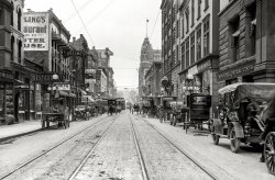 St. Paul, Minnesota, circa 1910. "Robert Street." 8x10 inch dry plate glass negative, Detroit Publishing Company. View full size.