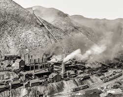 Bisbee, Arizona, circa 1905. "Czar Shaft and copper mining operations, Queen Hill." 8x10 inch dry plate glass negative, Detroit Publishing Co. View full size.