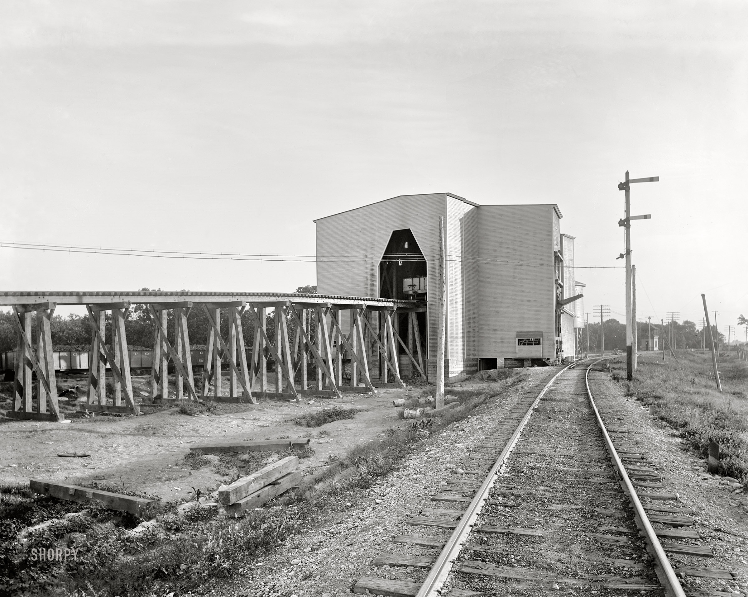 Circa 1901. "Coaling station and water tank, C. & A. R.R., Mazonia, Illinois." 8x10 inch dry plate glass negative, Detroit Photographic Company. View full size.