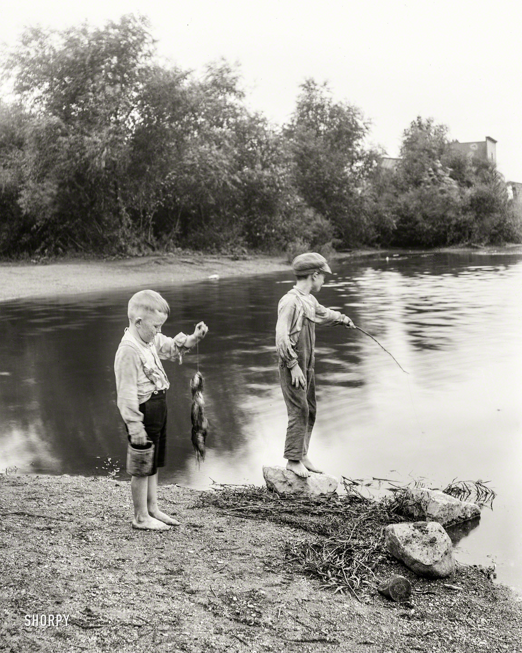 1901. "Fishermen at Summit, Ill's." 8x10 inch dry plate glass negative, Detroit Photographic Company. View full size.