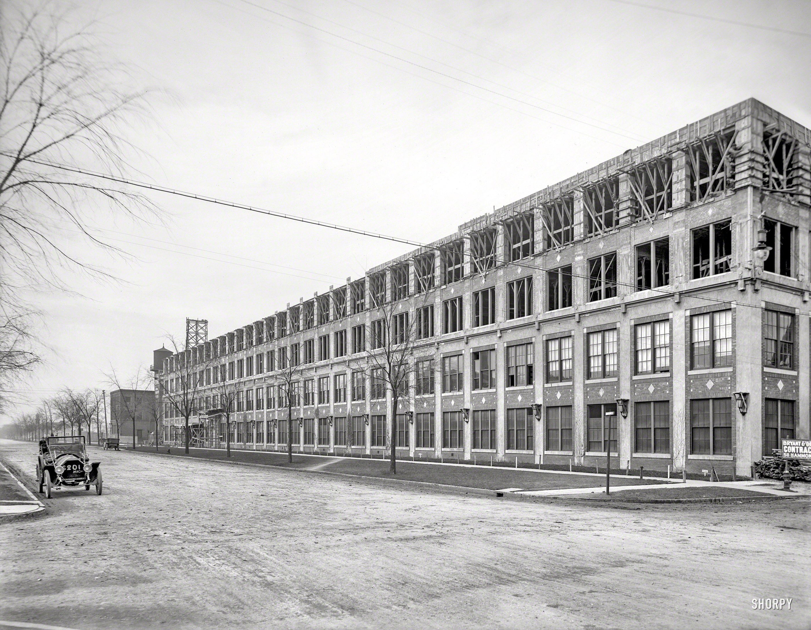 Detroit circa 1911. "Boulevard view, Packard auto plant." At least two laborers are hard at work in our second look at the expansion of Albert Kahn's factory from two stories to four, at the spot where a bridge was eventually built over Grand Boulevard, connecting this building with one across the street. View full size.