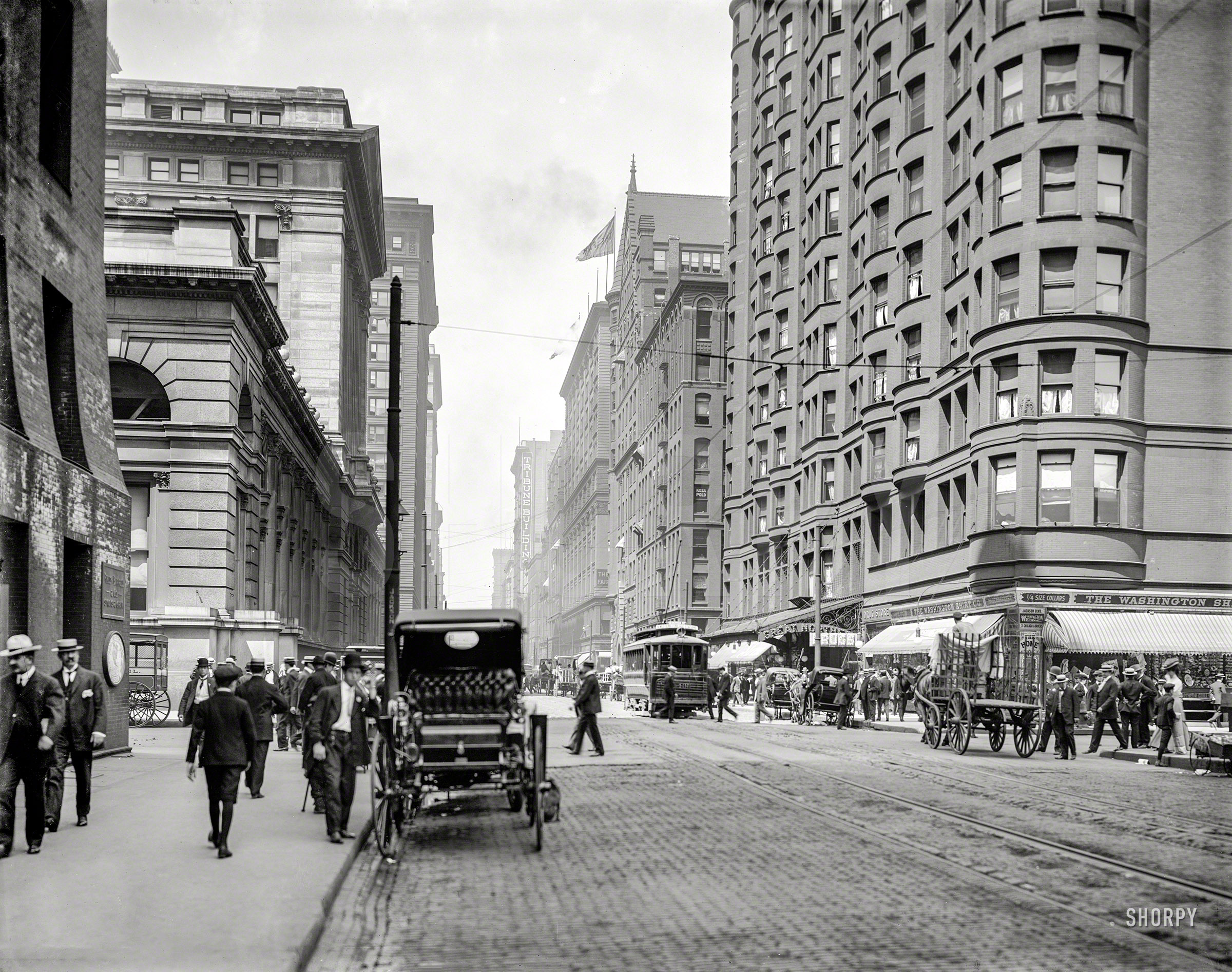 1907. "Dearborn Street, Chicago." With the base of the massive Great Northern Hotel at right. 8x10 inch glass negative by Hans Behm. View full size.