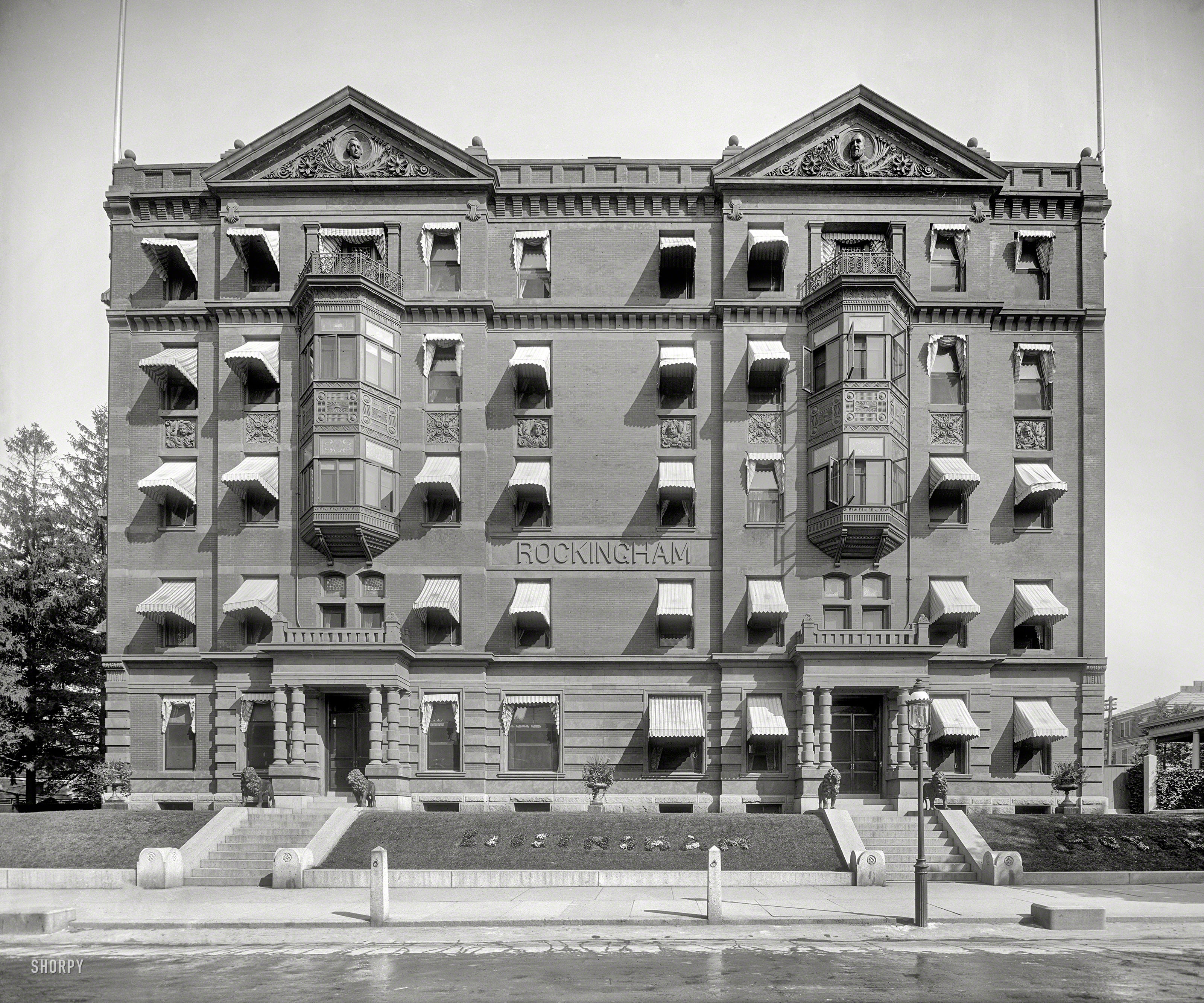 1908. "Rockingham Hotel, Portsmouth, New Hampshire." 8x10 inch dry plate glass negative, Detroit Publishing Company. View full size.