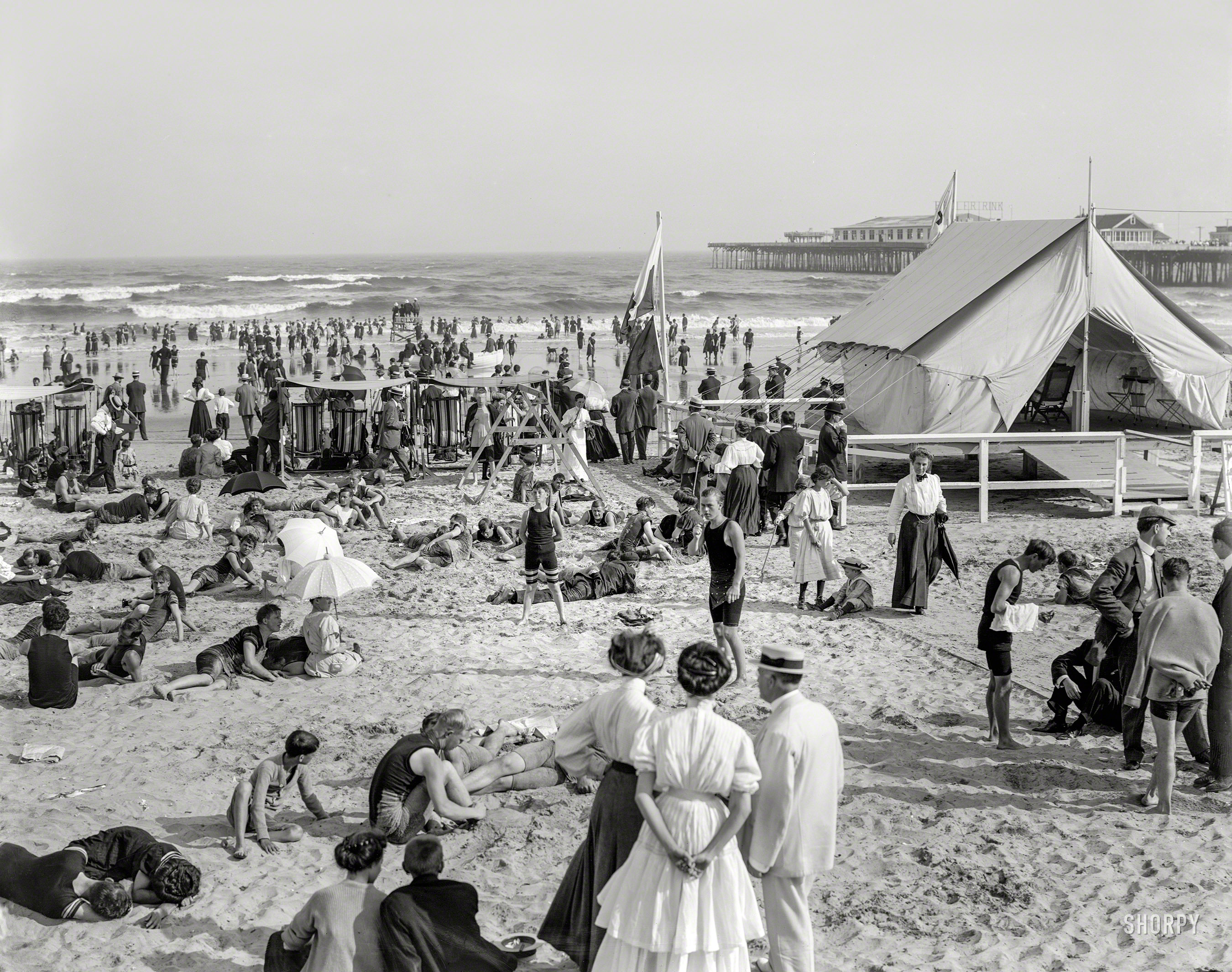 Shorpy Historical Picture Archive :: A Day at the Beach 