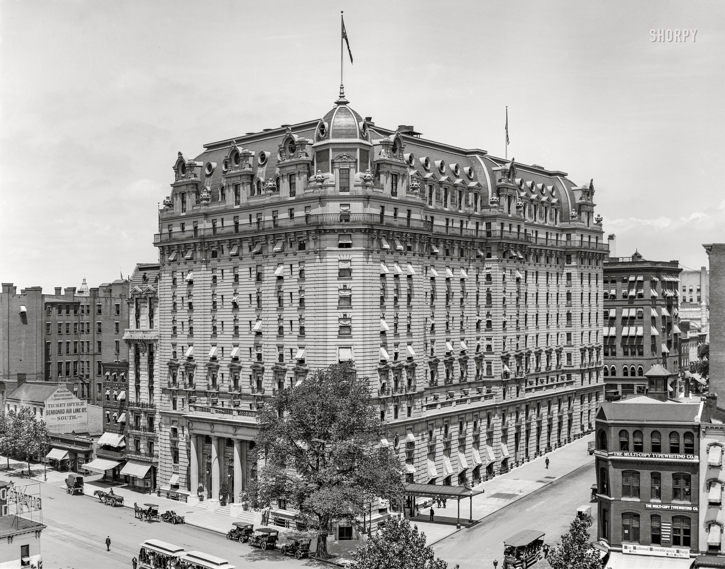 Washington, D.C., circa 1908. "The New Willard, Pennsylvania Avenue and 14th Street N.W." 8x10 inch dry plate glass negative, Detroit Publishing Company. View full size.