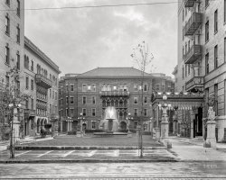 Hamilton Court Courtyard: 1908