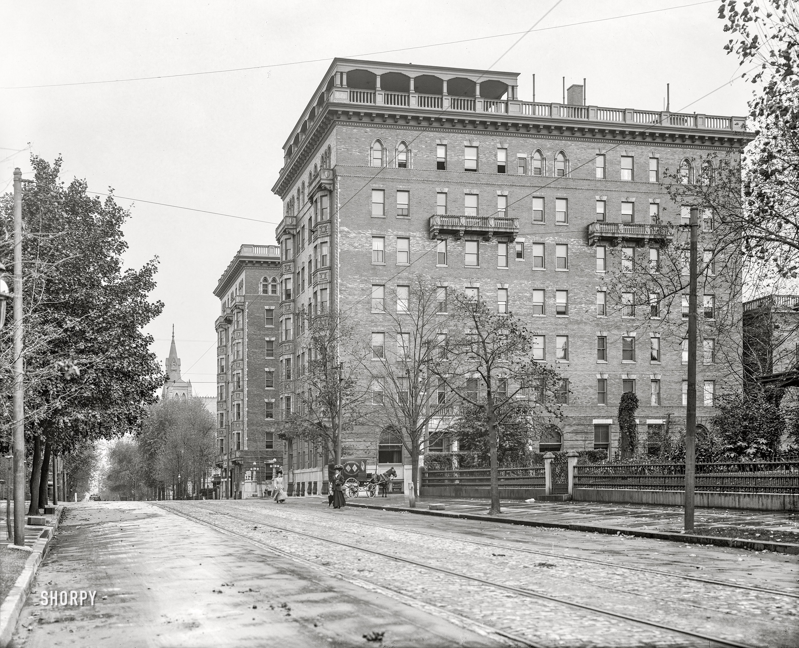 Philadelphia circa 1908. "Hamilton Court apartments, Chestnut Street." 8x10 inch dry plate glass negative, Detroit Publishing Company. View full size.
