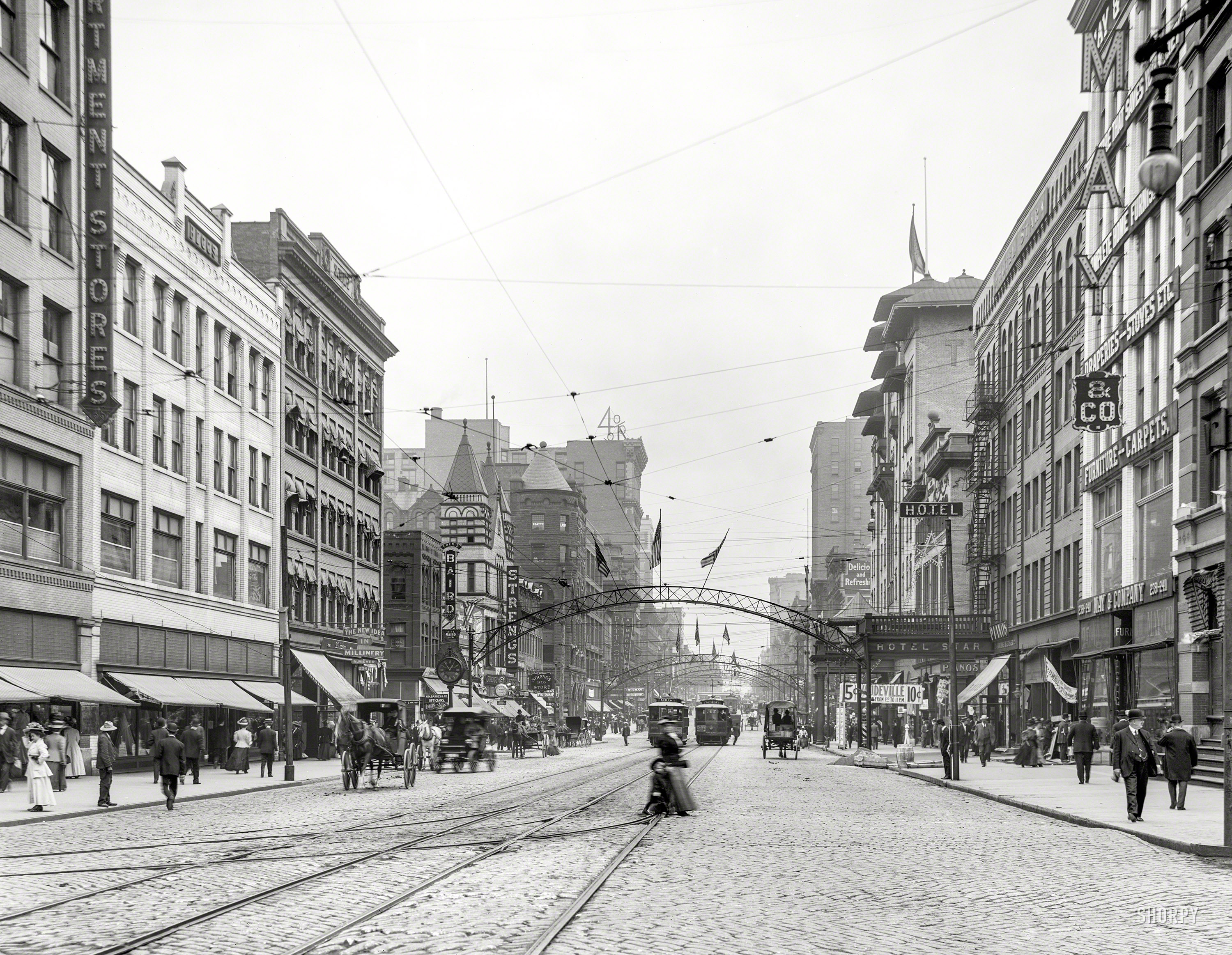 Circa 1910. "High Street south from Chestnut, Columbus, Ohio." 8x10 inch dry plate glass negative, Detroit Publishing Company. View full size.
