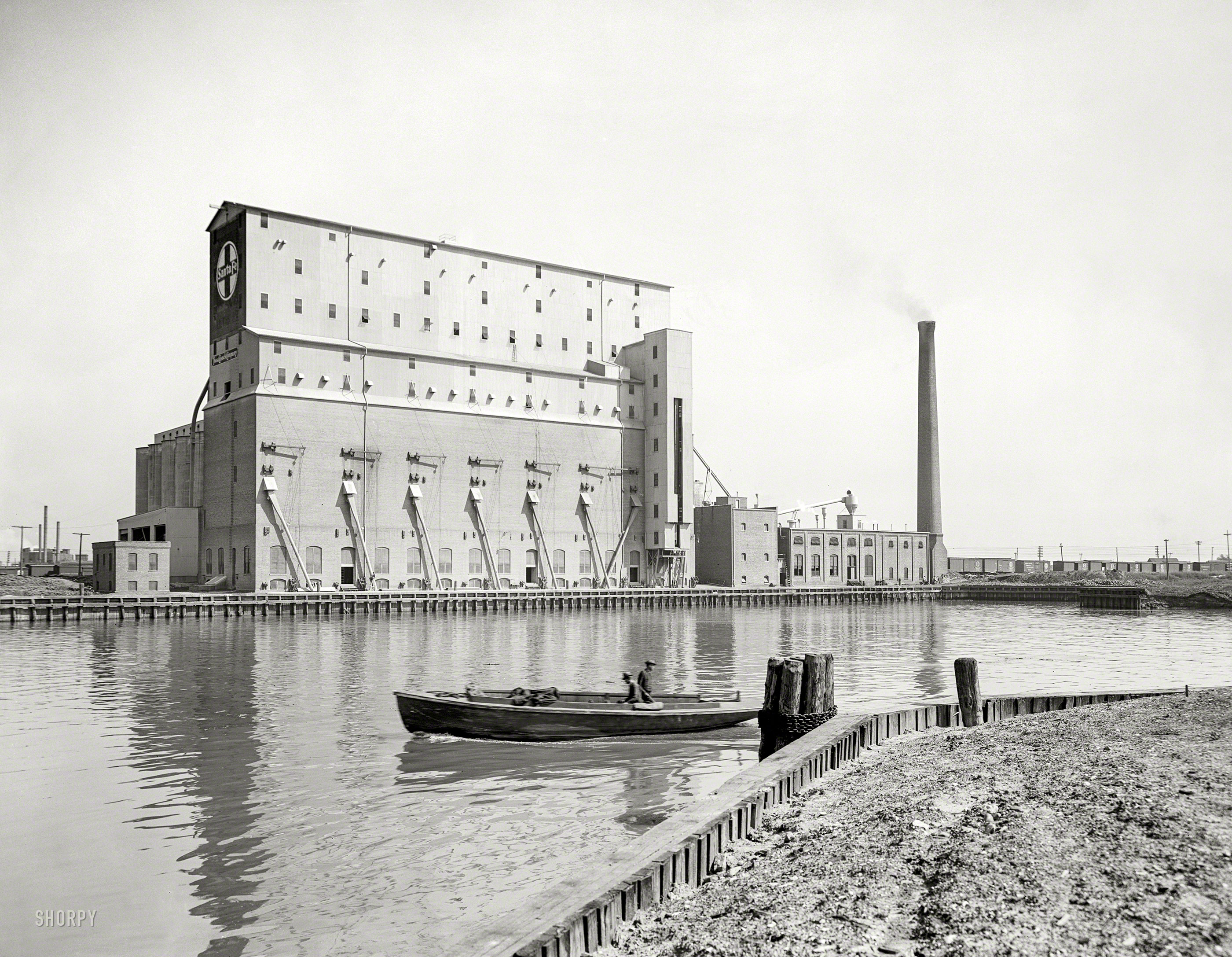 Chicago circa 1915."The Santa Fe grain elevator, head of the canal." Pantry for the nation's breadbasket. 8x10 inch dry plate glass negative. View full size.