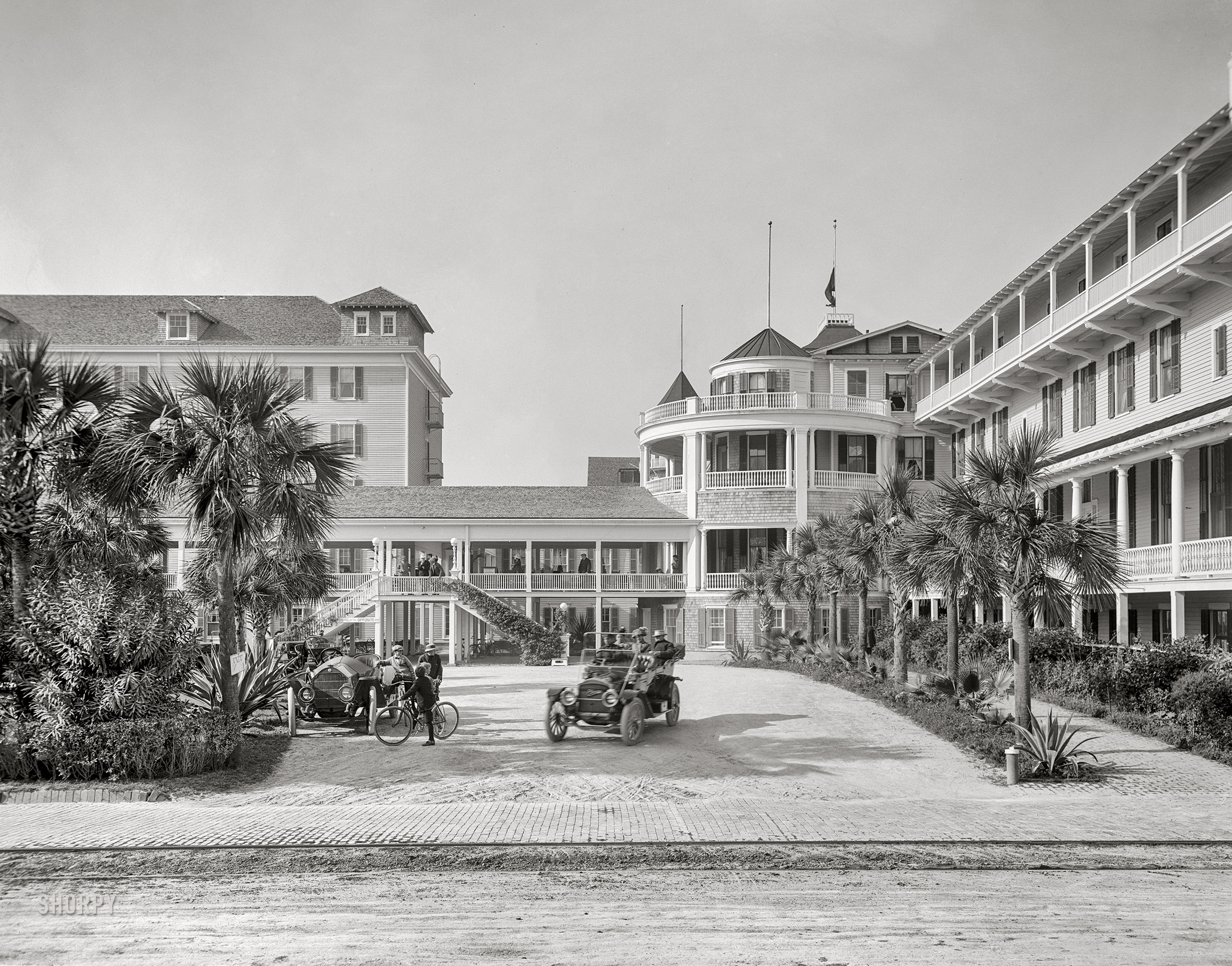 The Sunshine State circa 1910. "South entrance, Hotel Ormond, Ormond, Fla." 8x10 inch dry plate glass negative, Detroit Publishing Company. View full size.