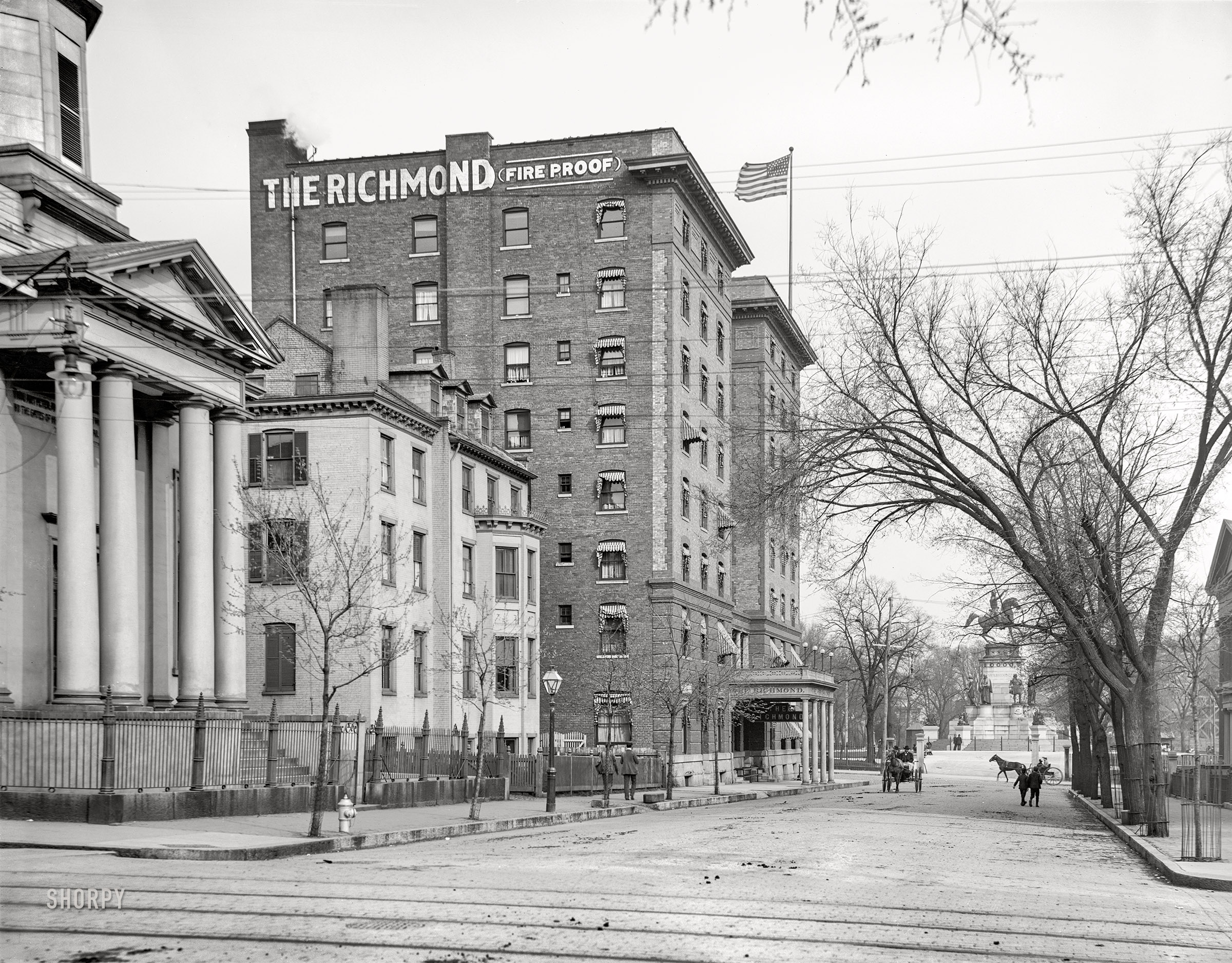 Richmond, Virginia, circa 1907. "Grace Street and Capitol Square east from 8th." 8x10 inch dry plate glass negative, Detroit Publishing Company. View full size.