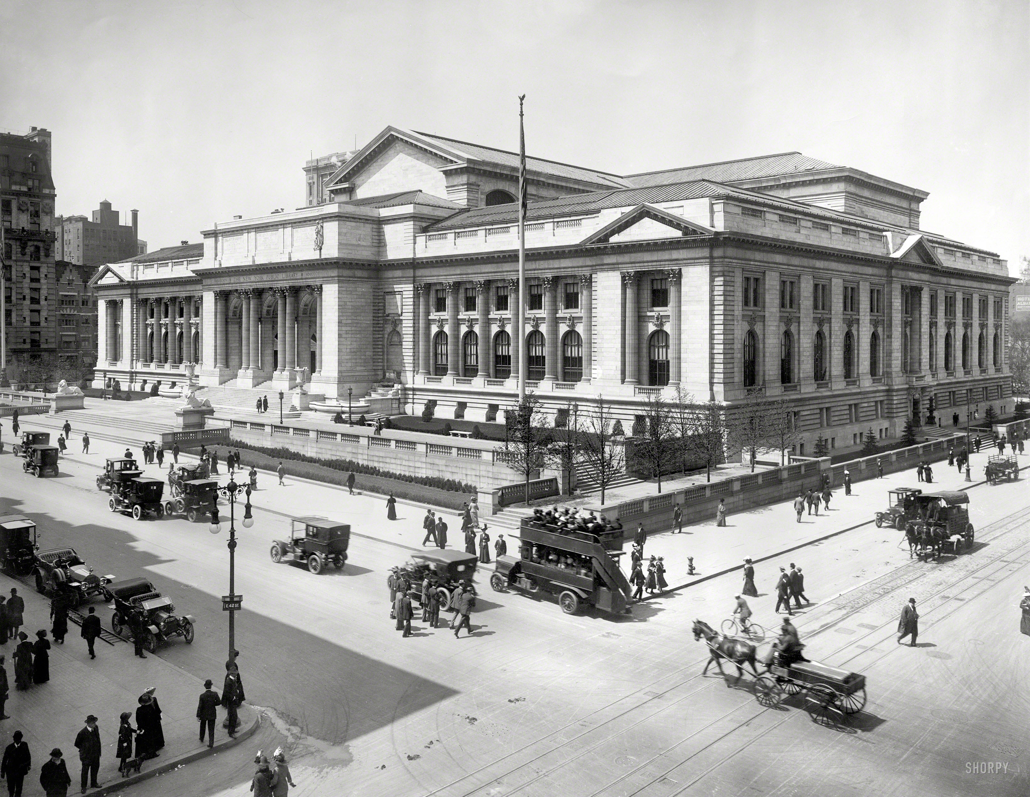 Circa 1912. "New York Public Library building." With a variety of motorized conveyances. 8x10 glass negative, Detroit Publishing Co. View full size.
