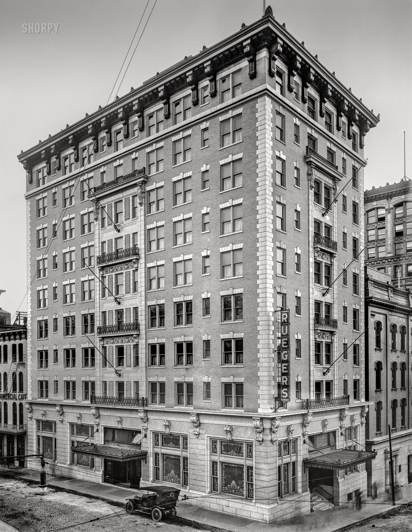 1913. Richmond, Virginia. "Hotel Rueger -- Bank and Ninth Streets." Now the Commonwealth Hotel. 8x10 inch dry plate glass negative, Detroit Publishing Company. View full size.
