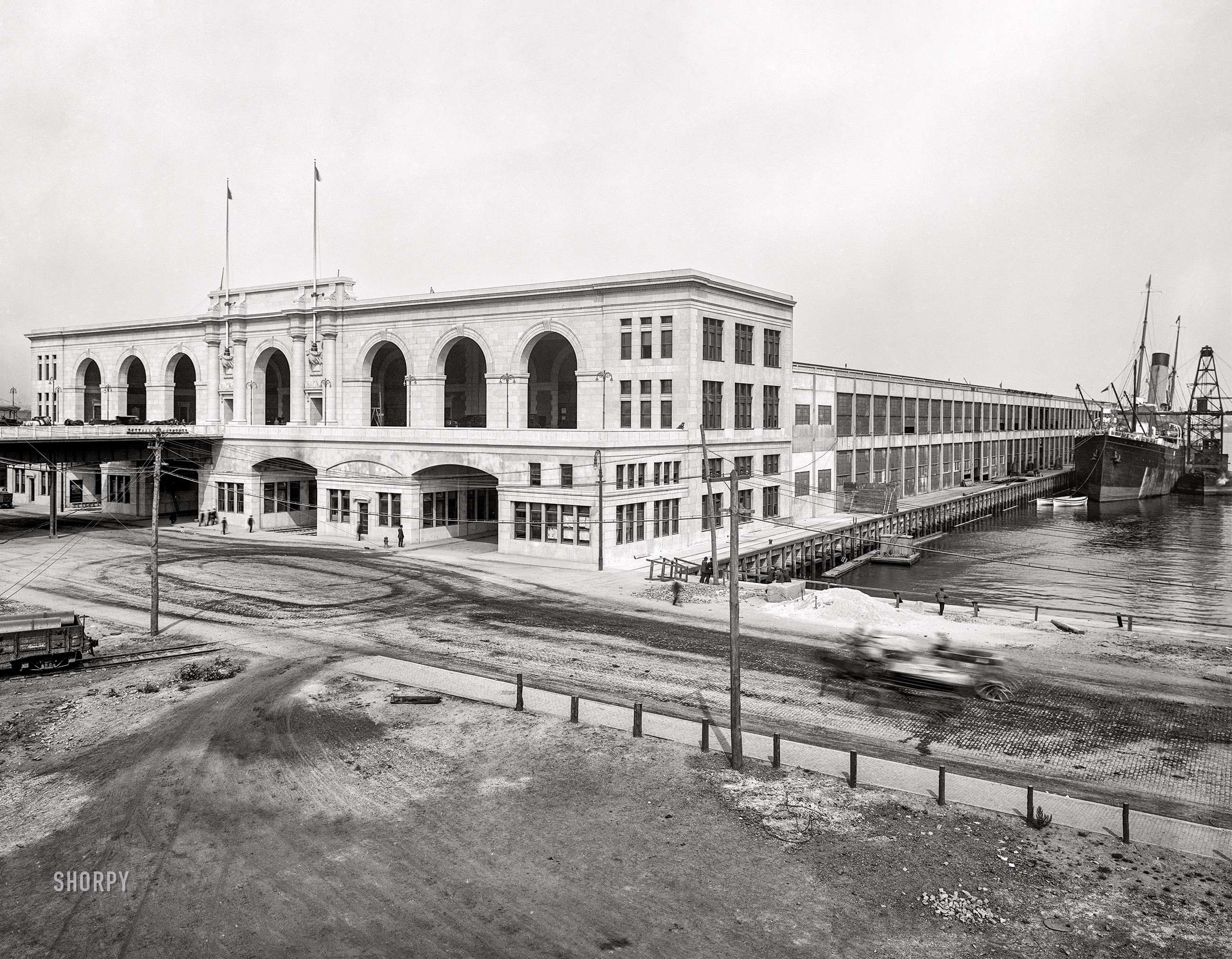 Circa 1913. "Commonwealth Pier No. 5, South Boston, Massachusetts." 8x10 inch dry plate glass negative, Detroit Publishing Company. View full size.