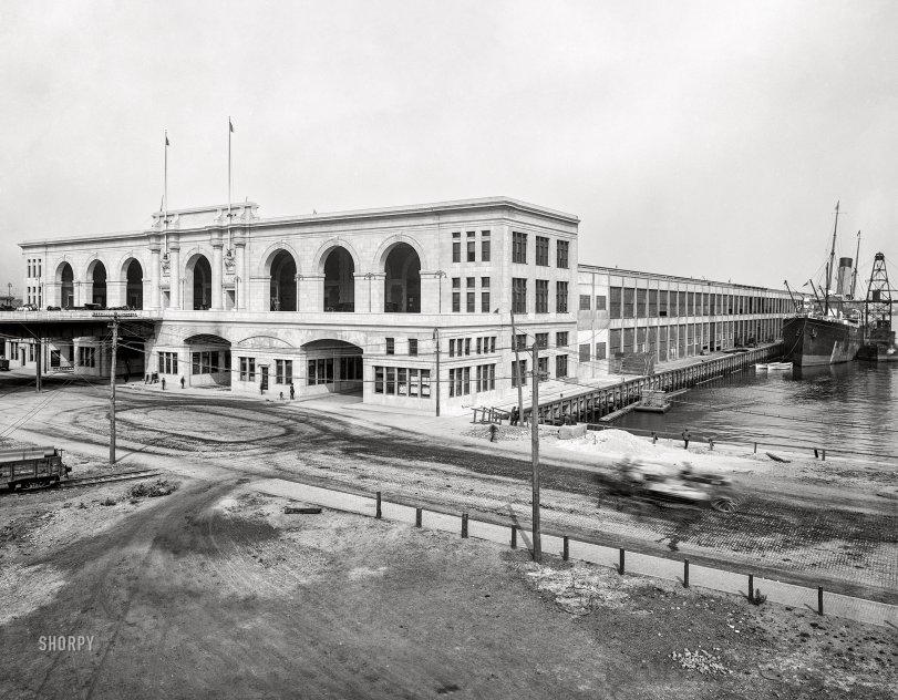 Circa 1913. "Commonwealth Pier No. 5, South Boston, Massachusetts." 8x10 inch dry plate glass negative, Detroit Publishing Company. View full size.