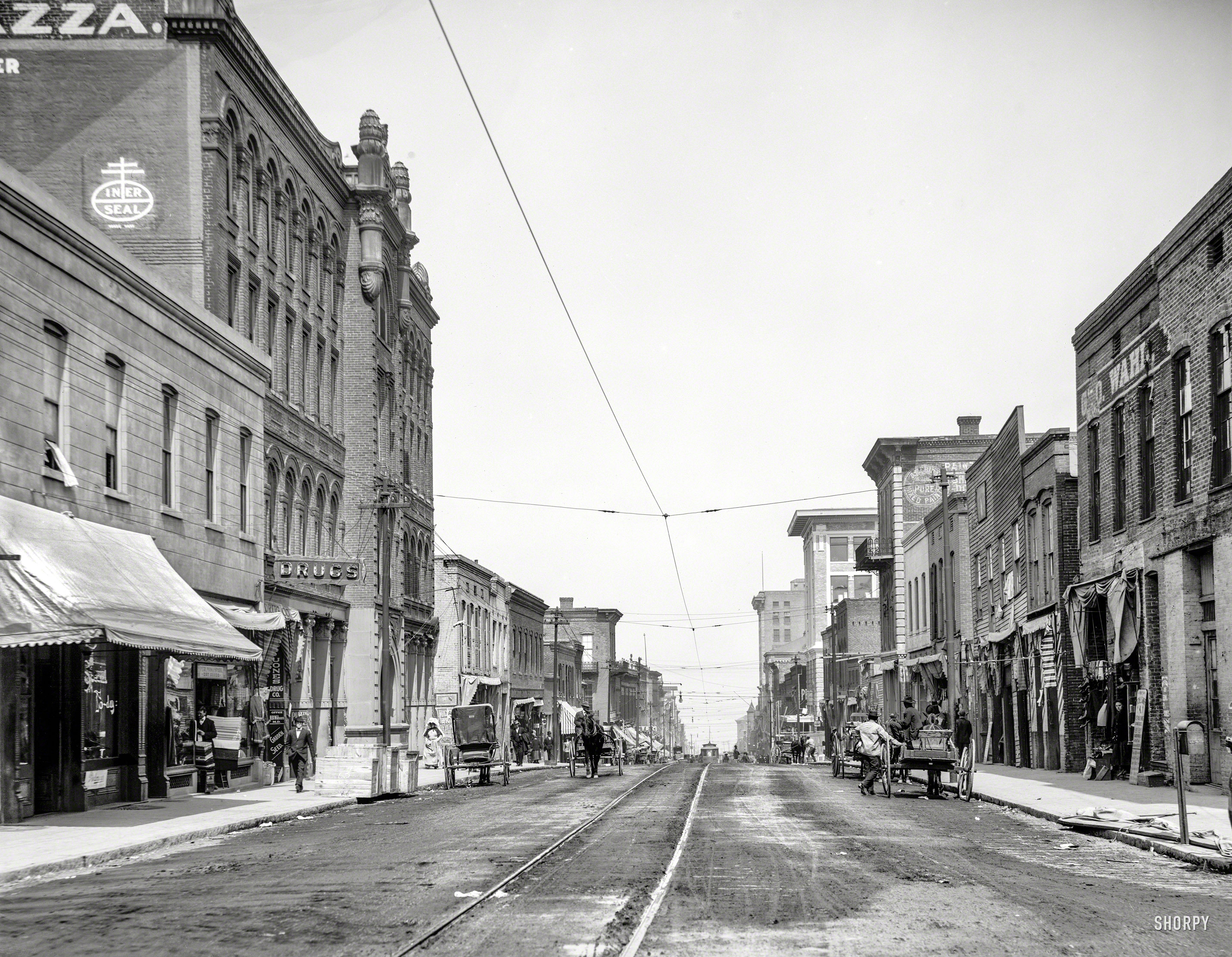 Vicksburg, Mississippi, circa 1909. "View along Washington Street." 8x10 inch dry plate glass negative, Detroit Publishing Company. View full size.