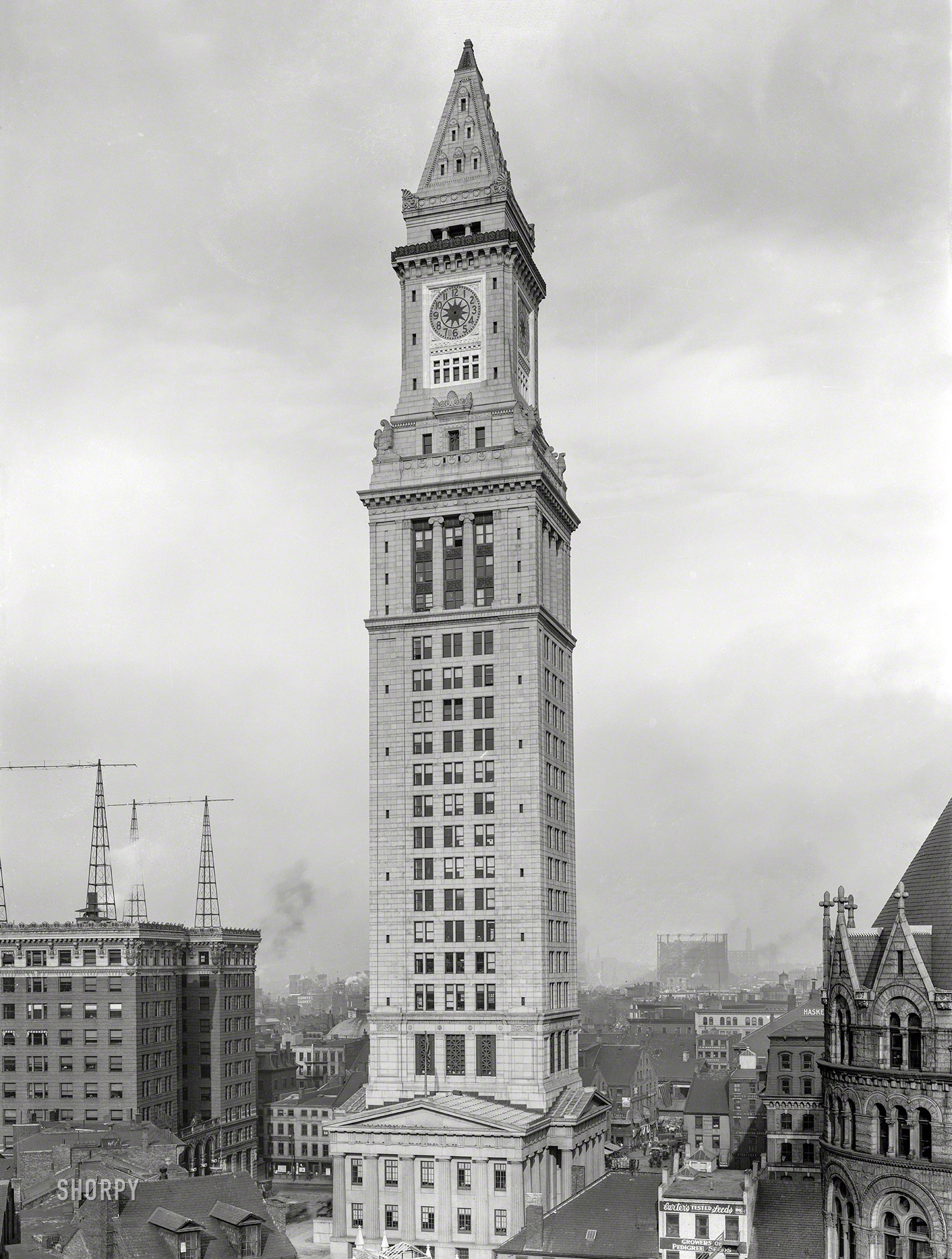 Circa 1915. "Custom House tower, Boston, Massachusetts." Note the wireless masts next door. Detroit Publishing Co. glass negative. View full size.