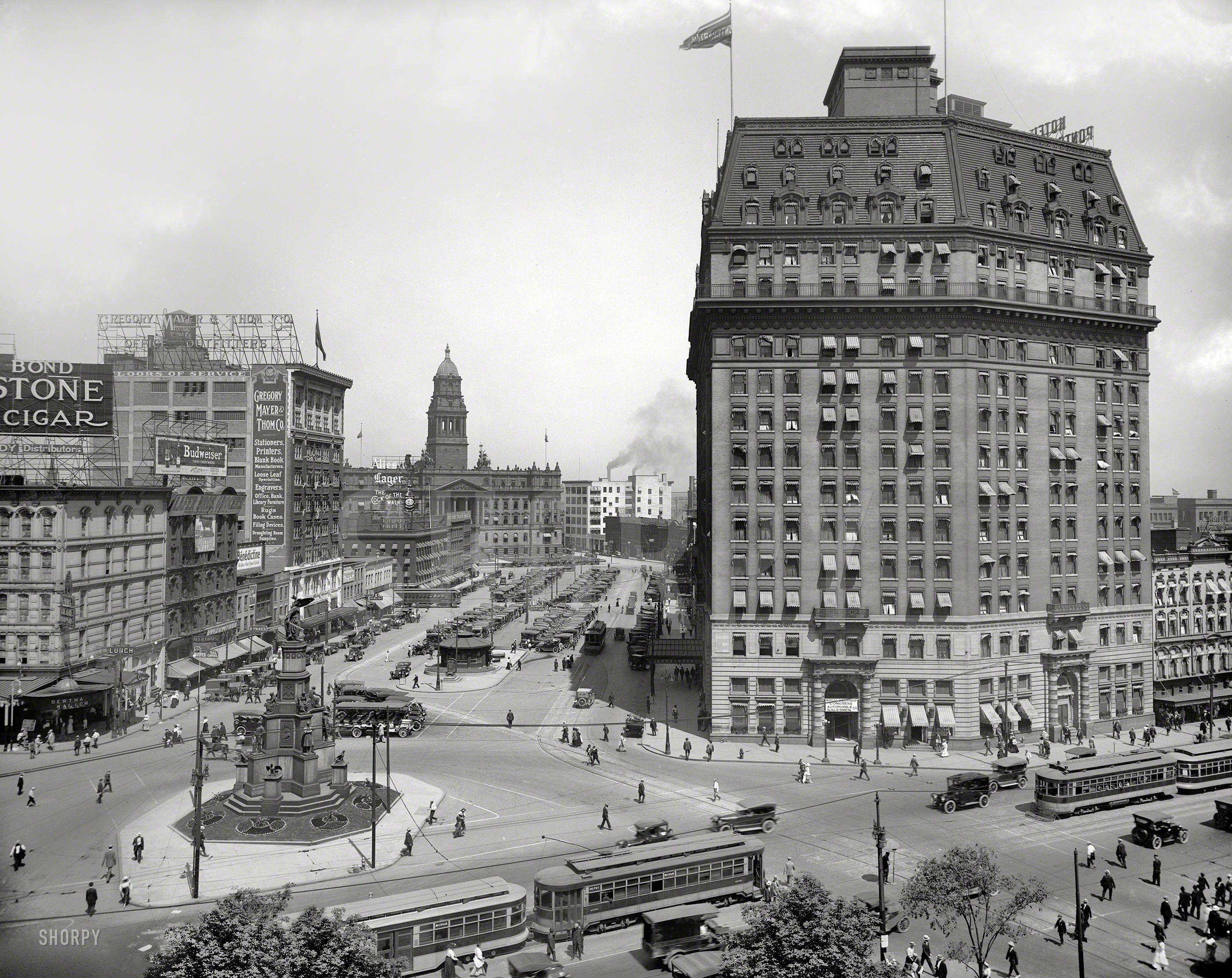 Detroit, Michigan, circa 1916. "Hotel Pontchartrain and Cadillac Square from City Hall." Detroit Publishing Co. glass negative. View full size. Earlier views of the hotel: Circa 1907, minus the upper floors, and 1910, minus most of the cars.