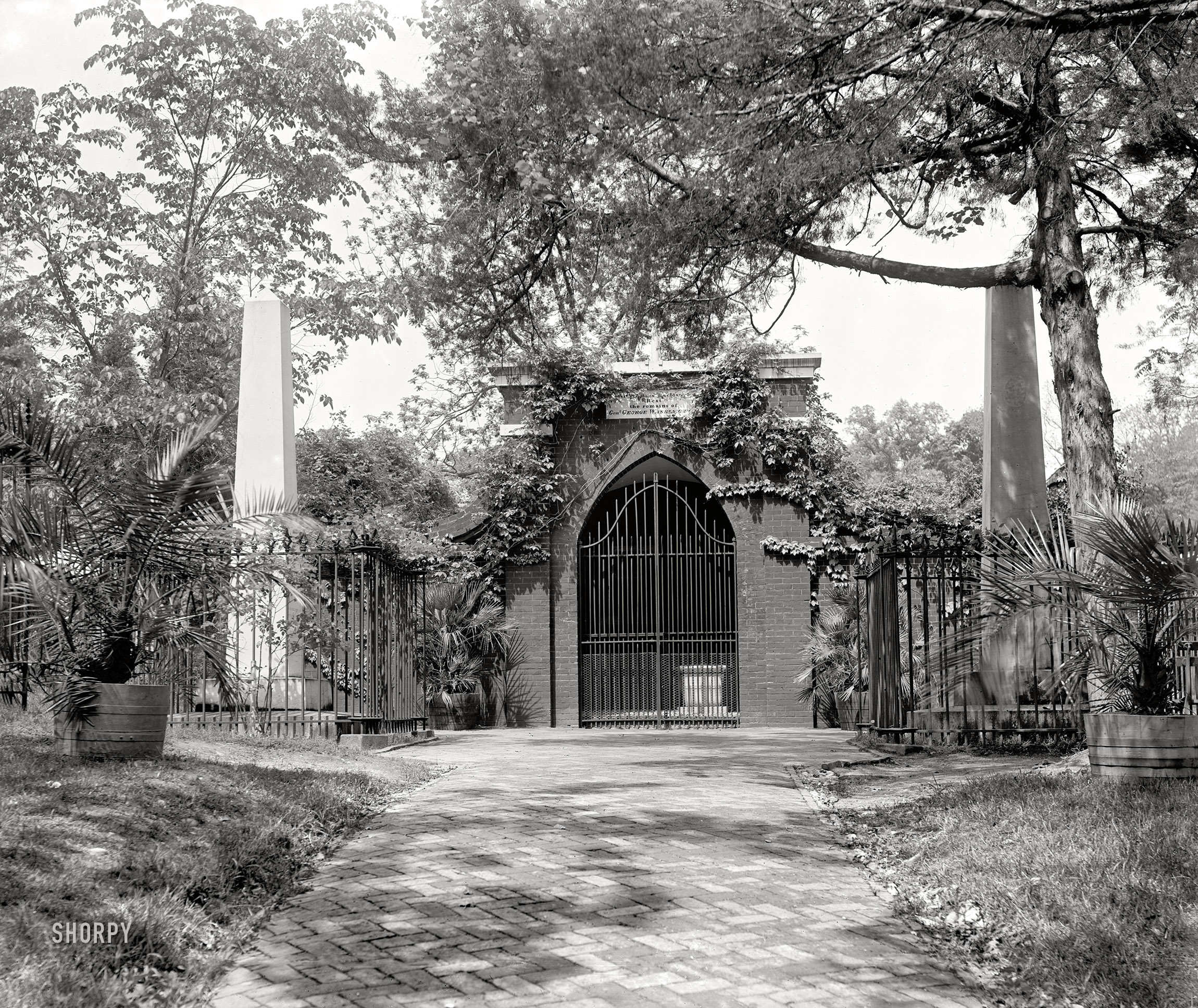 Fairfax County, Virginia, 1902. "Mount Vernon -- Washington's tomb." 8x10 inch dry plate glass negative, Detroit Photographic Company. View full size.