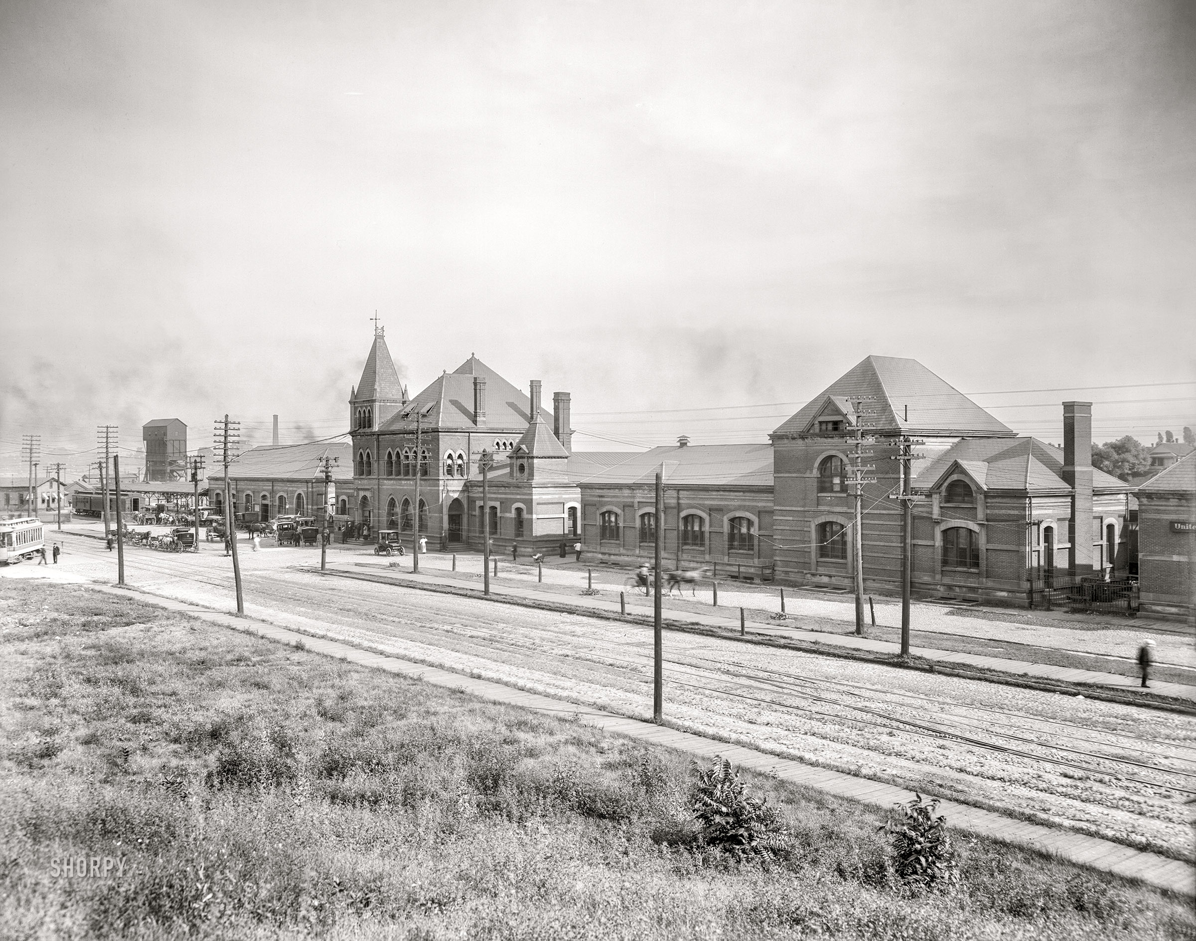Circa 1905. "Union Station, Toledo, Ohio." Completed in 1886; replaced by the Central Union Terminal of 1950. 8x10 inch dry plate glass negative, Detroit Photographic Co. View full size.