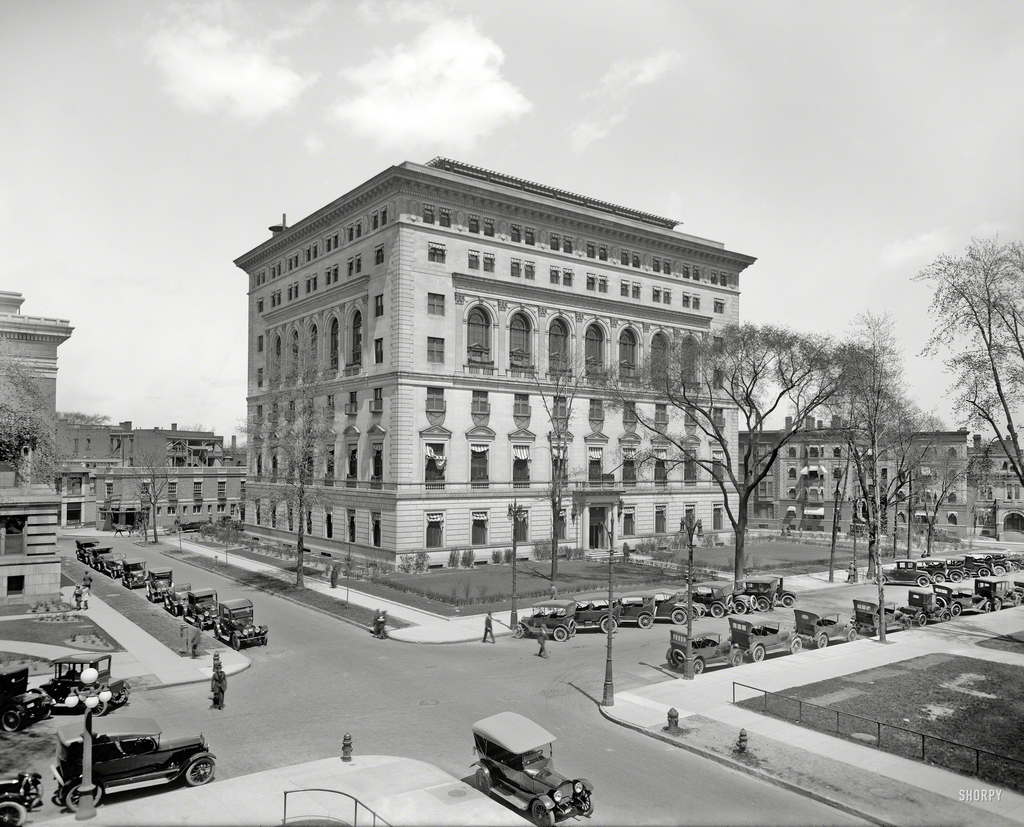 Circa 1916. "Detroit Athletic Club from the Plaza Hotel." Evidently something of a motorcar magnet. 8x10 glass negative, Detroit Publishing Co. View full size.