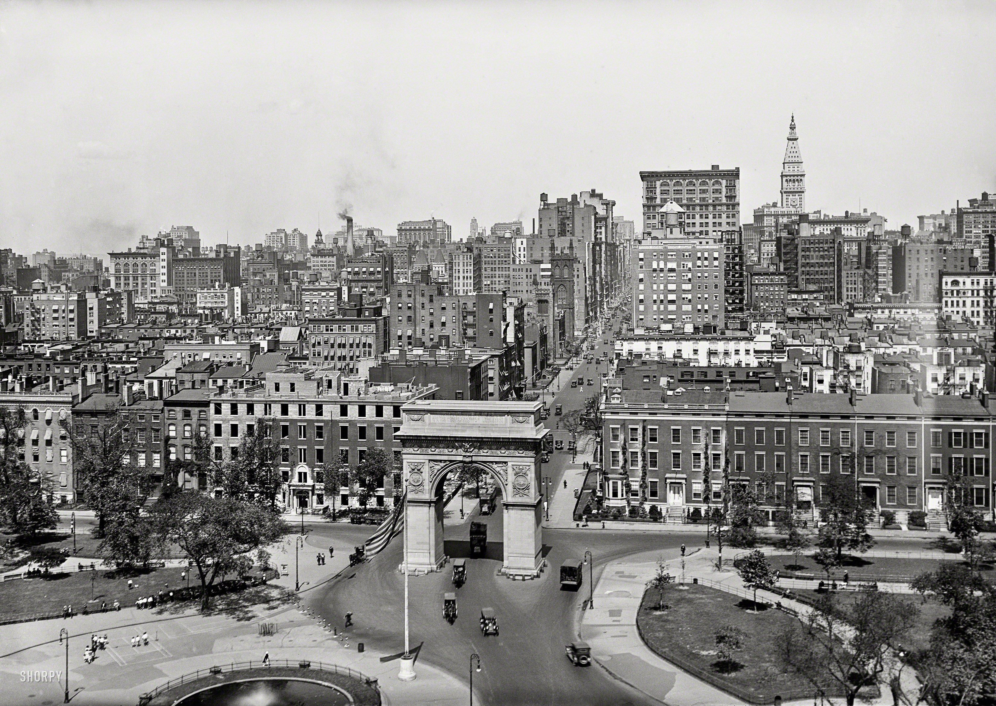 New York circa 1921. "Greenwich Village, Manhattan -- Washington Square and Fifth Avenue." 5x7 inch glass negative, Detroit Publishing Co. View full size.