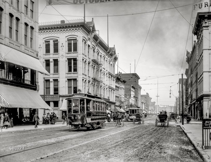 Toledo, Ohio, circa 1901. "Summit Street." In what seems to be the home furnishings district. 8x10 inch dry plate glass negative, Detroit Photographic Company. View full size.