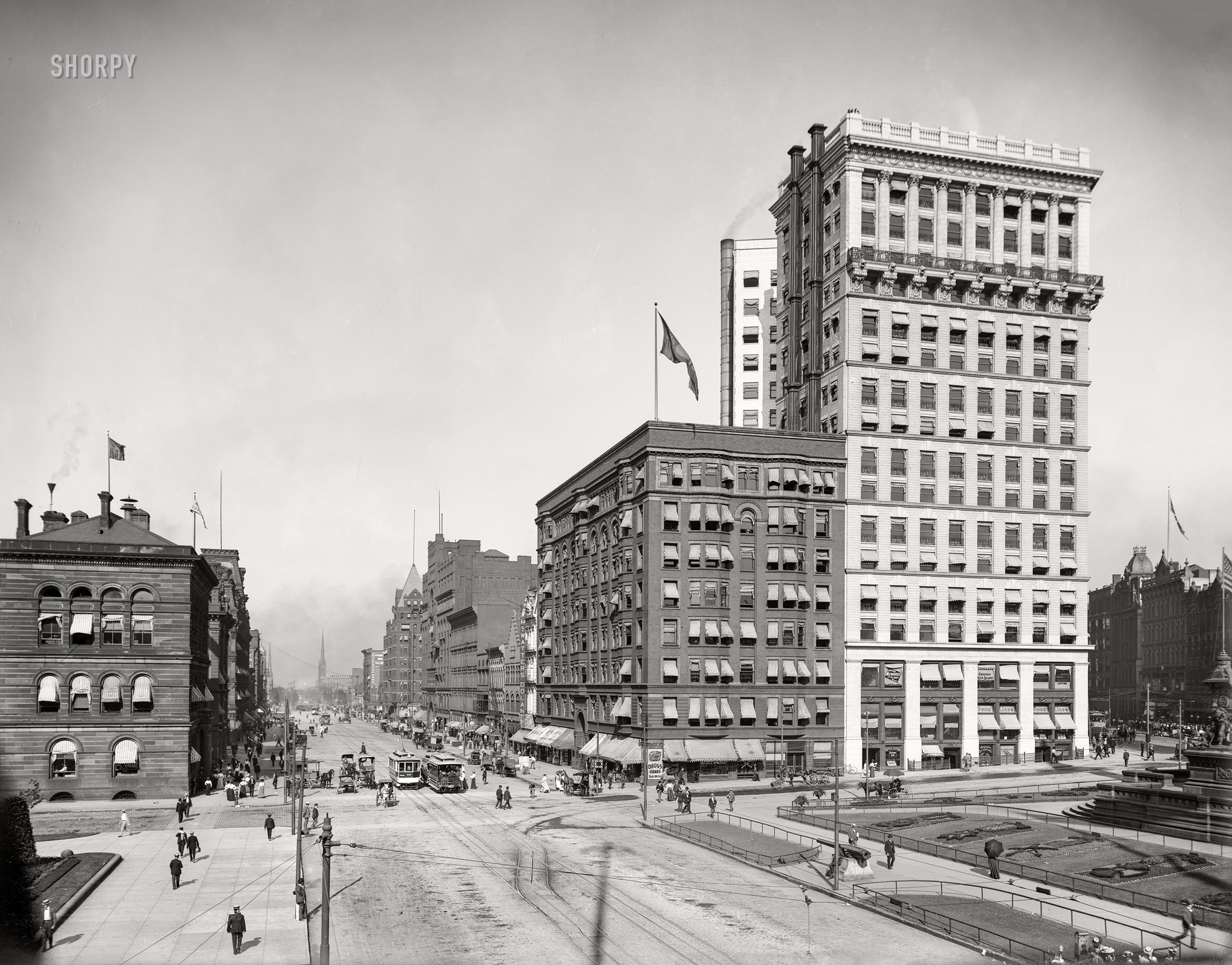 Cleveland circa 1900. "Superior Avenue at City Square." At right, the brand-new Williamson Building. 8x10 inch dry plate glass negative, Detroit Photographic Company. View full size.